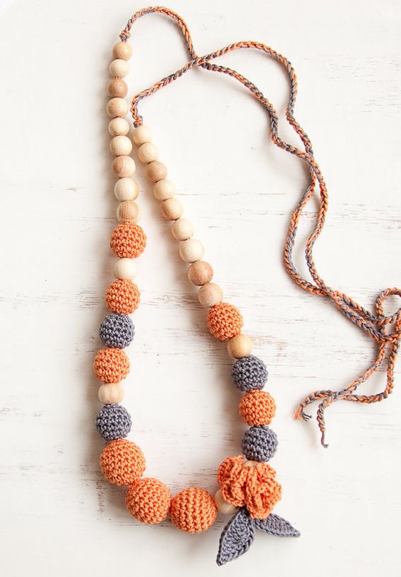 idee-originali-panini-collana-fatta-a-mano-uncinetto