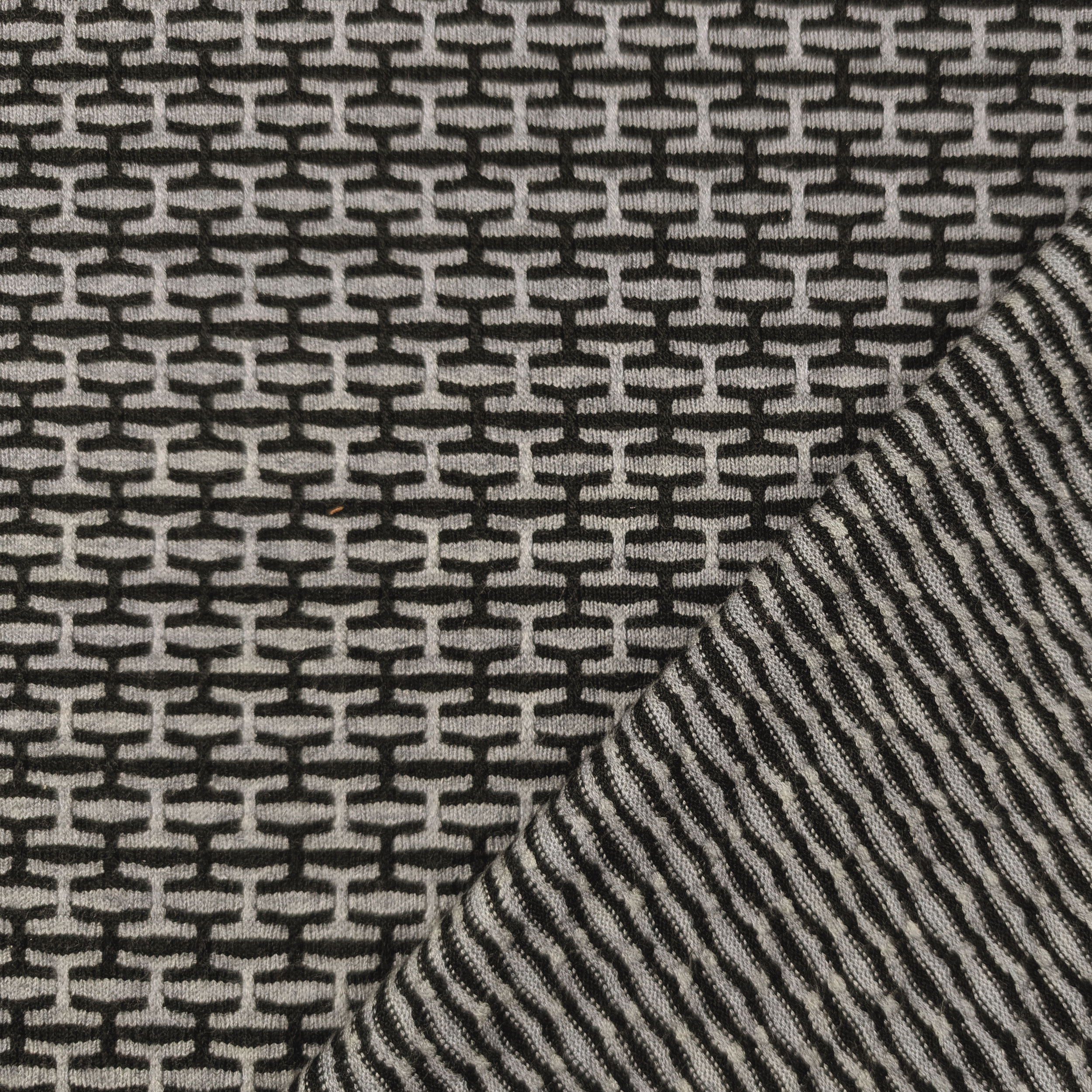 Jacquard Elasticizzato Geometria Intrecciata Grigio e Nero  Image