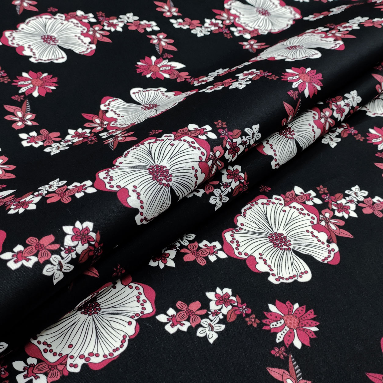 Tessuto rasatello in cotone fiori bianchi e fuxia scuro
