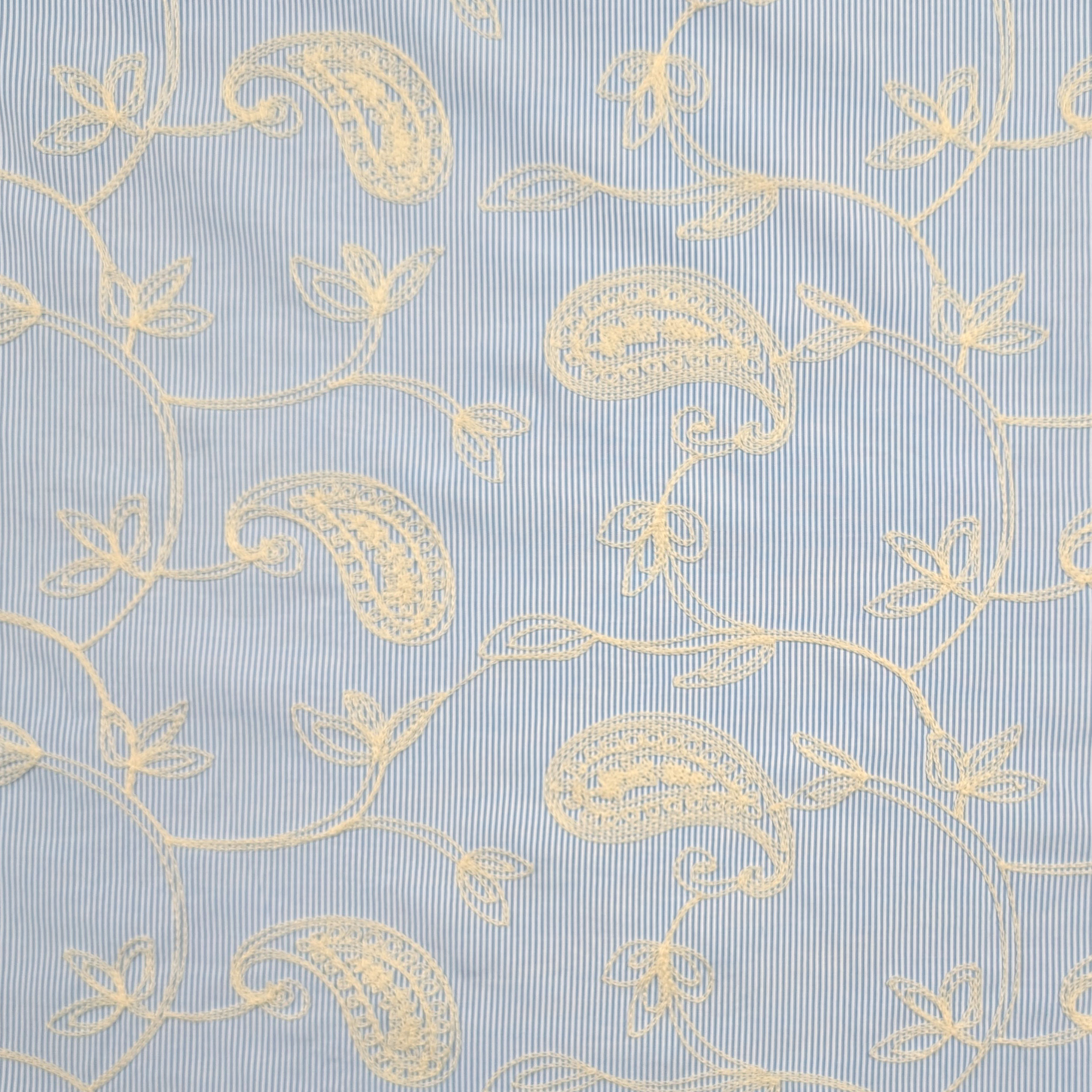 Cotone Righe Sottili Azzurre con Foglie Ricamate Image