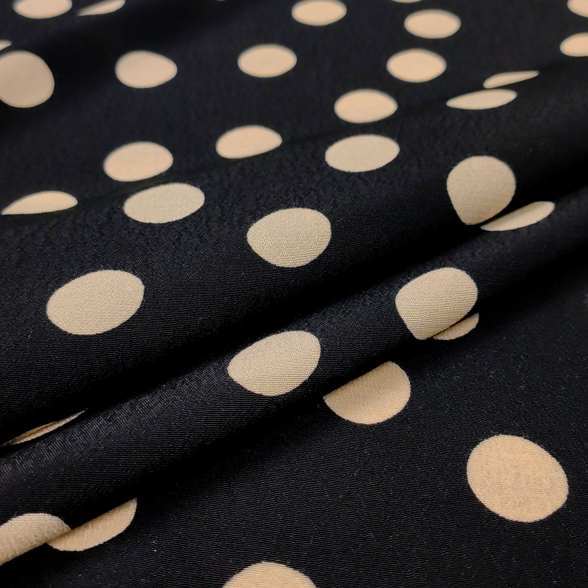 Crêpe in Viscosa Pois Panna Sfondo Nero Image
