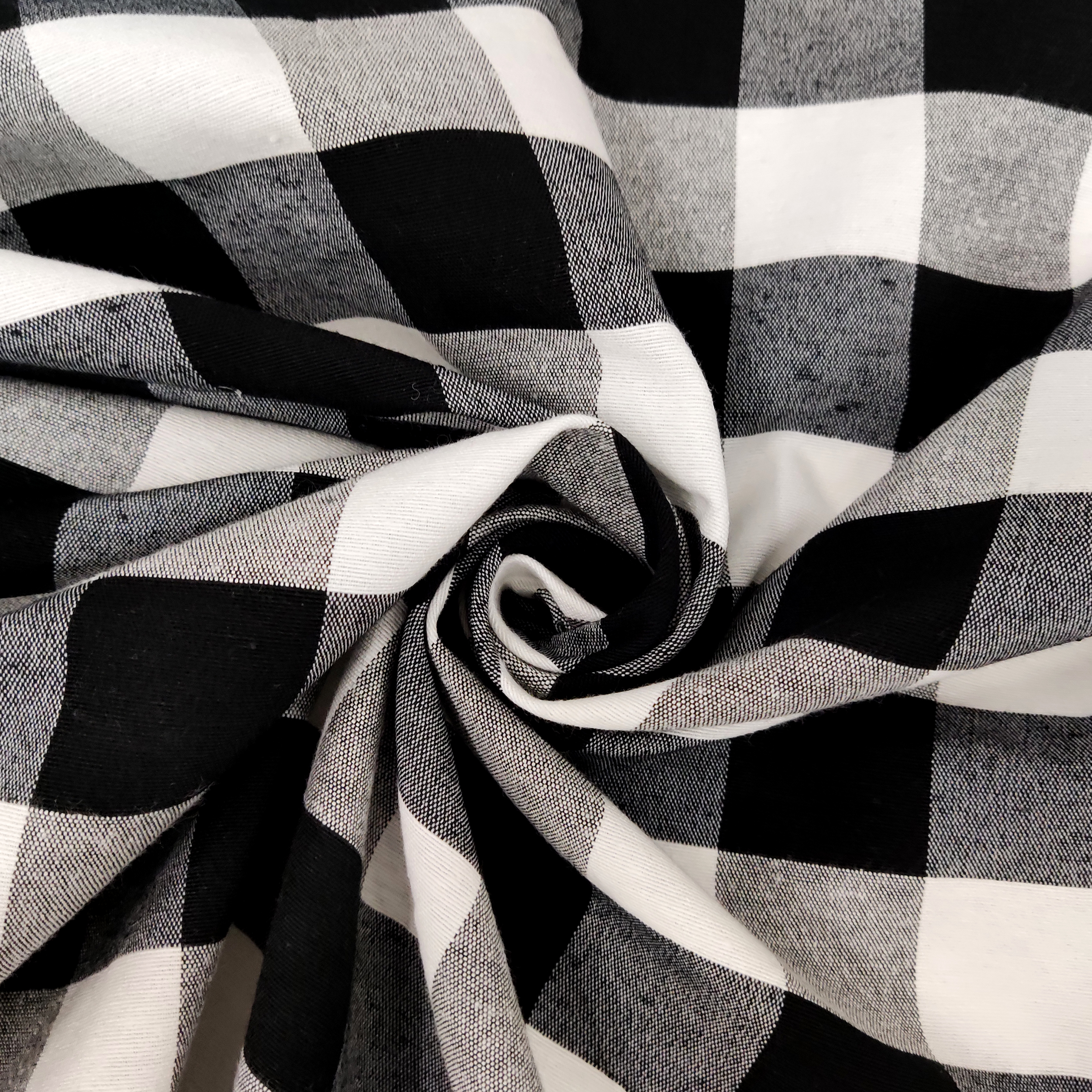 tessuto-misto-cotone-a-quadri-grandi-bianco-e-nero