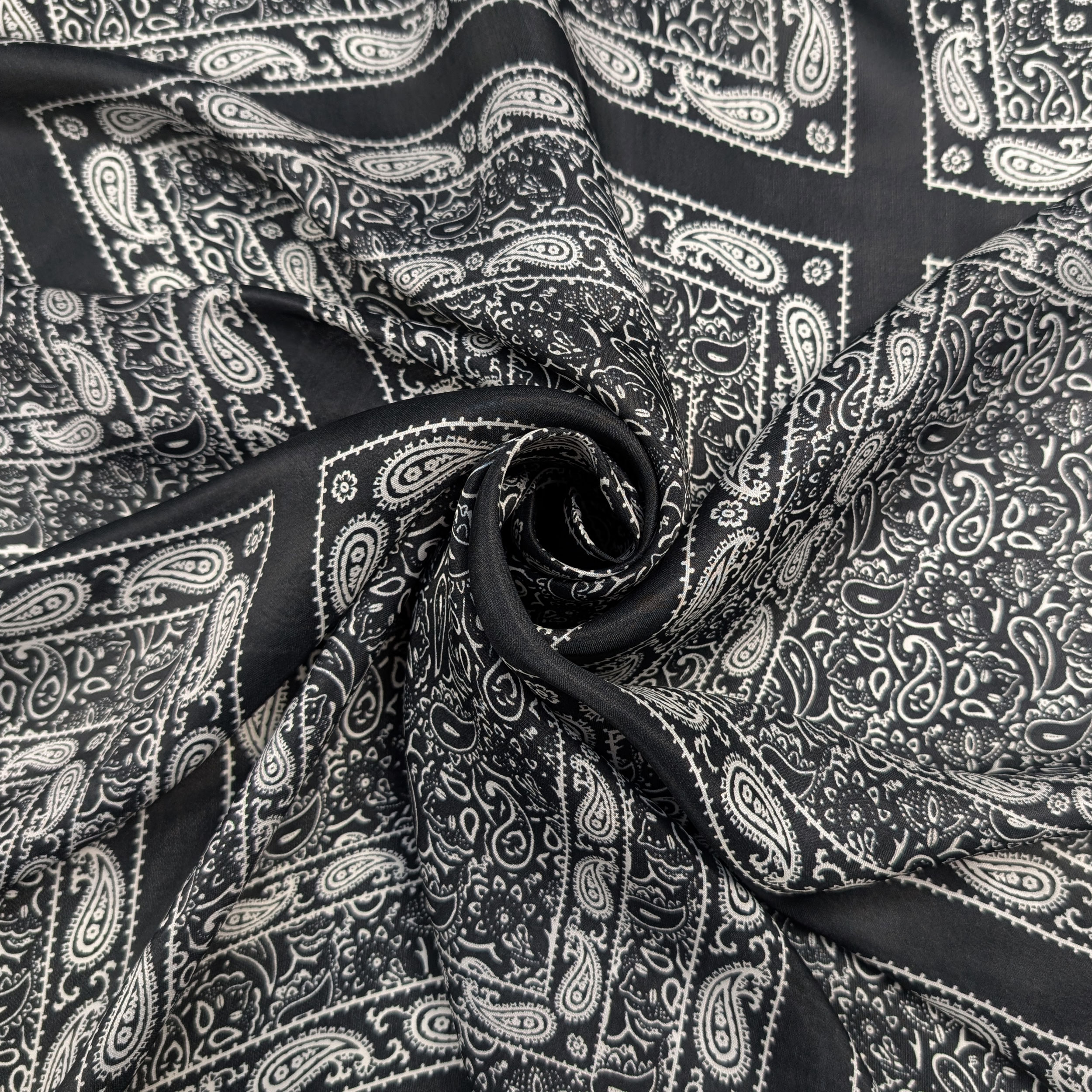 Seta Fantasia Paisley Batik Nero Image