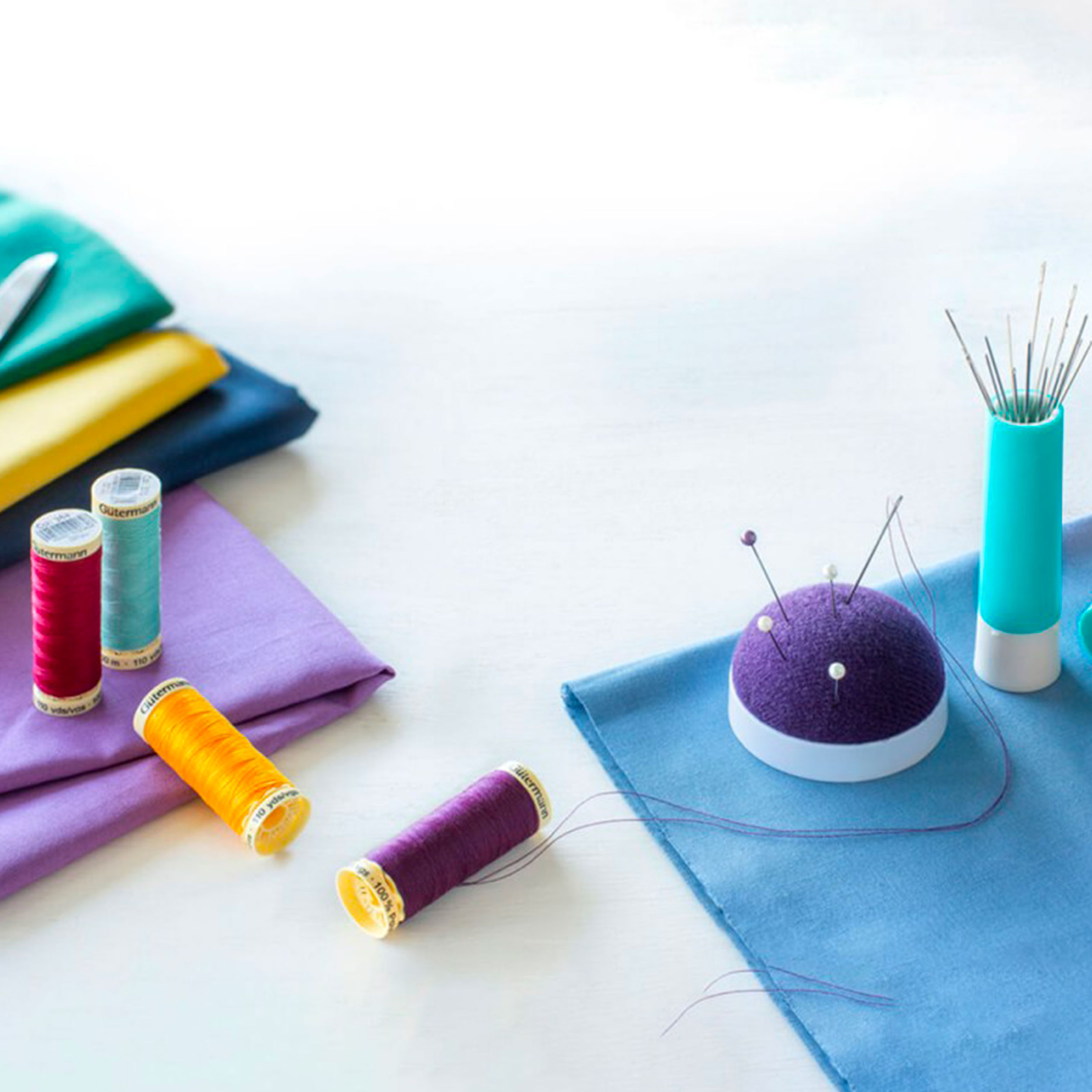 Gutermann Cucitutto 8 Bobine 100 m con Porta Aghi Prym