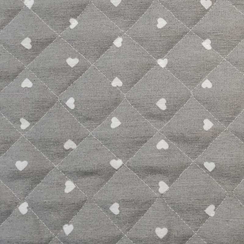 tessuto-trapuntato-cuori-bianchi-sfondo-grigio