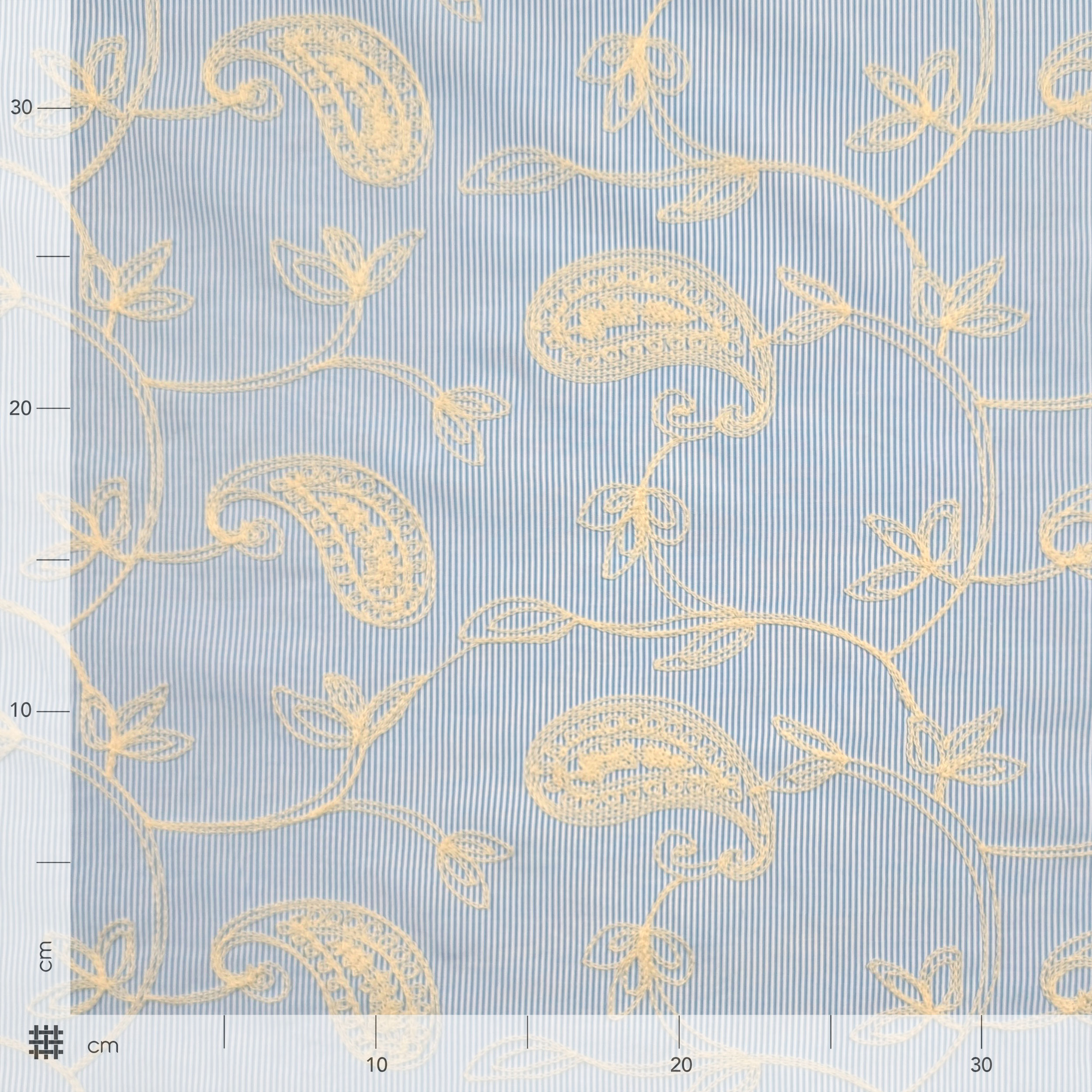 Cotone Righe Sottili Azzurre con Foglie Ricamate Image