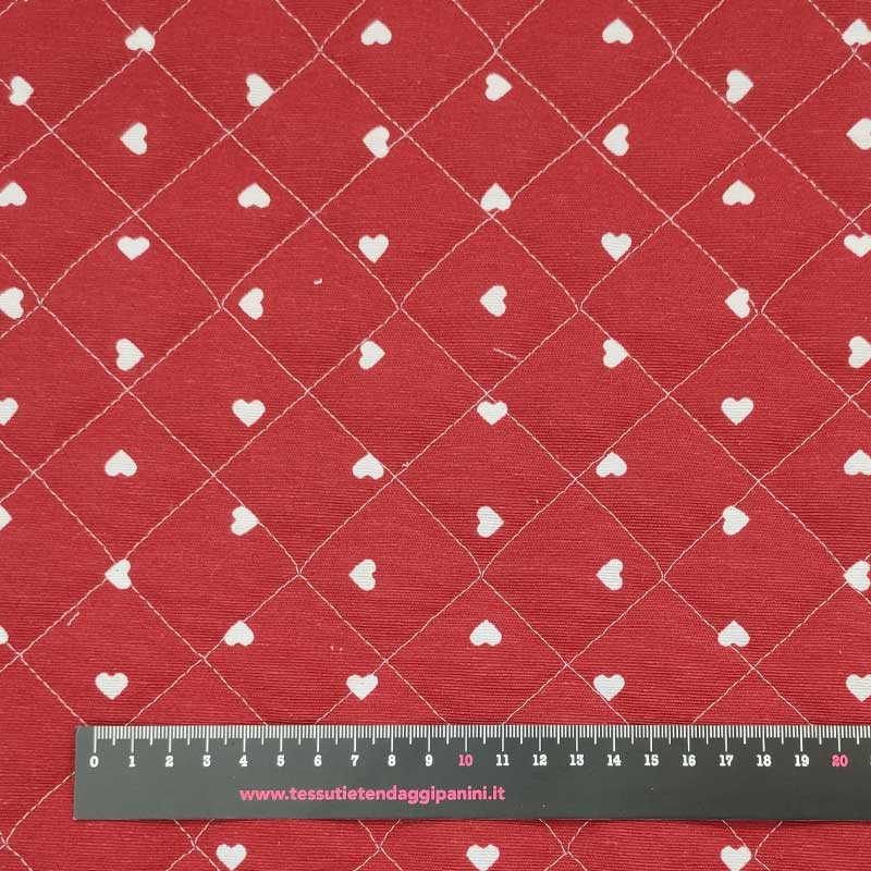 Stoffa trapuntata cuori bianchi sfondo rosso