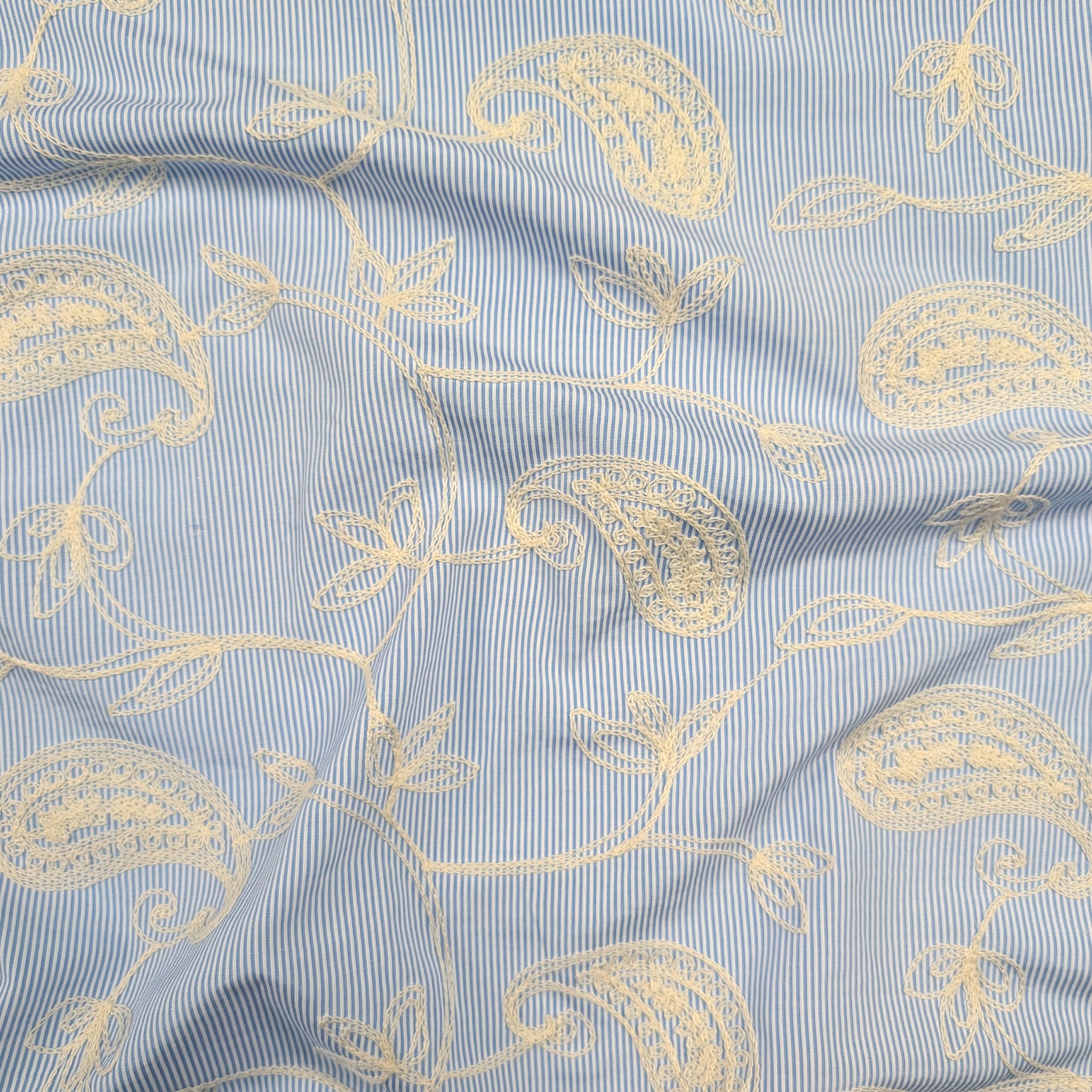 Cotone Righe Sottili Azzurre con Foglie Ricamate Image