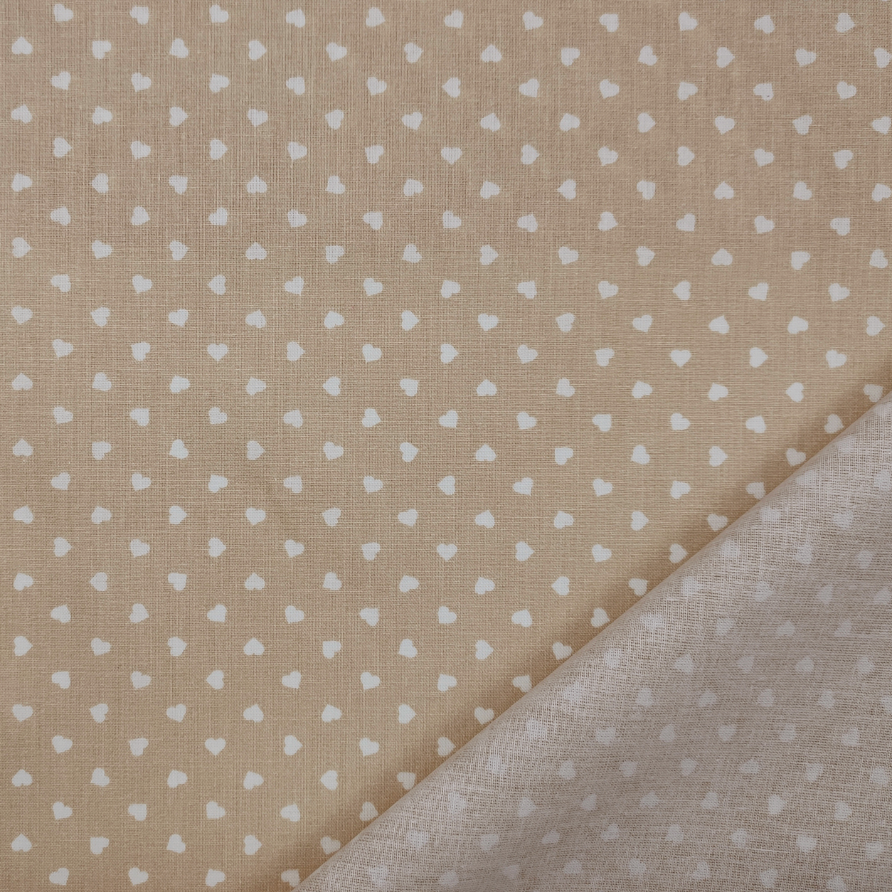 Tessuto cotone leggero percallino cuori bianchi sfondo beige