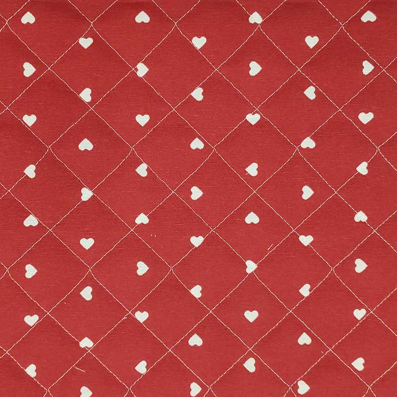 Tessuto trapuntato cuori bianchi sfondo rosso