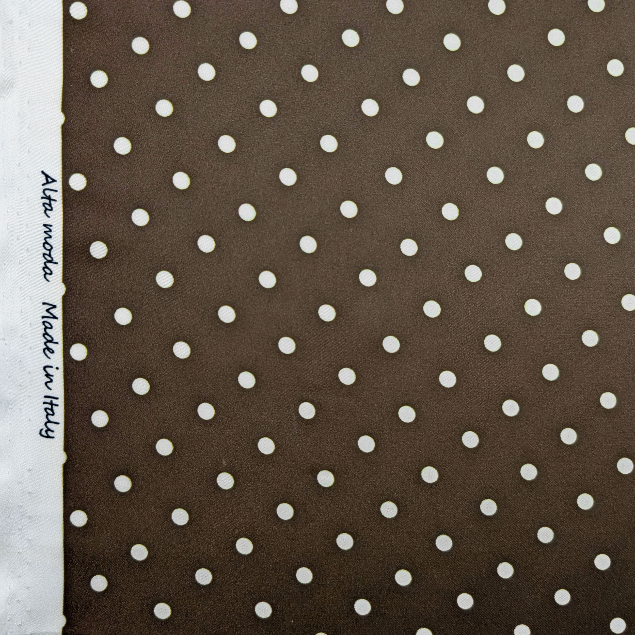 Raso Setato Alta Moda Pois Sfondo Marrone Image