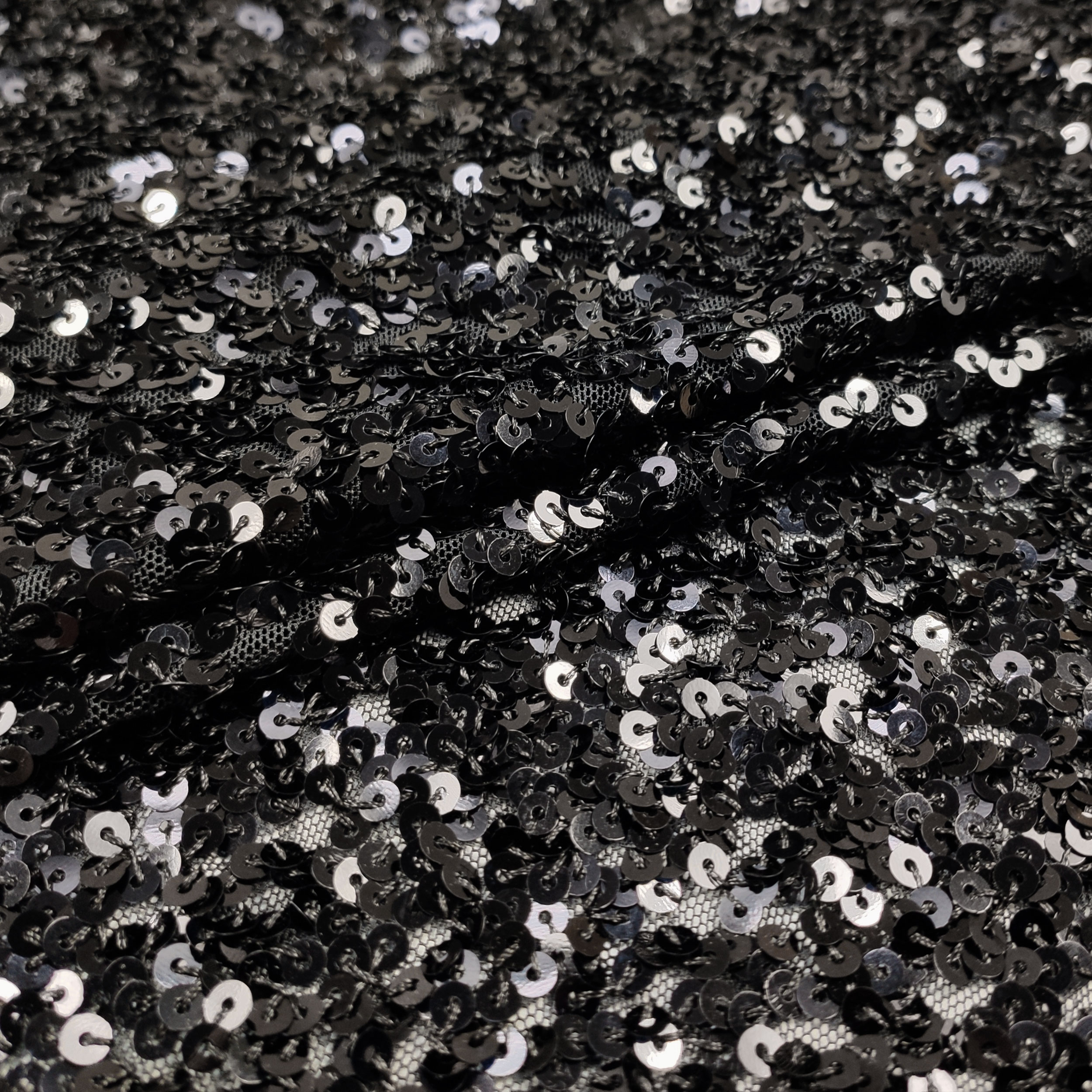 Tessuto Paillettes su Tulle Nero
