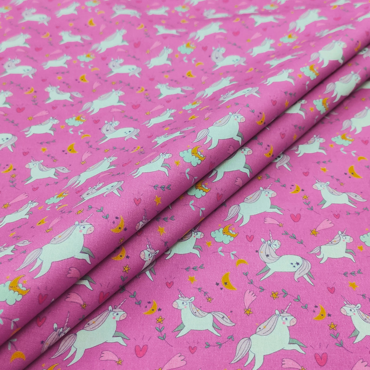 stoffe-di-cotone-unicorni-e-nuvolette-sfondo-rosa-panini-tessuti