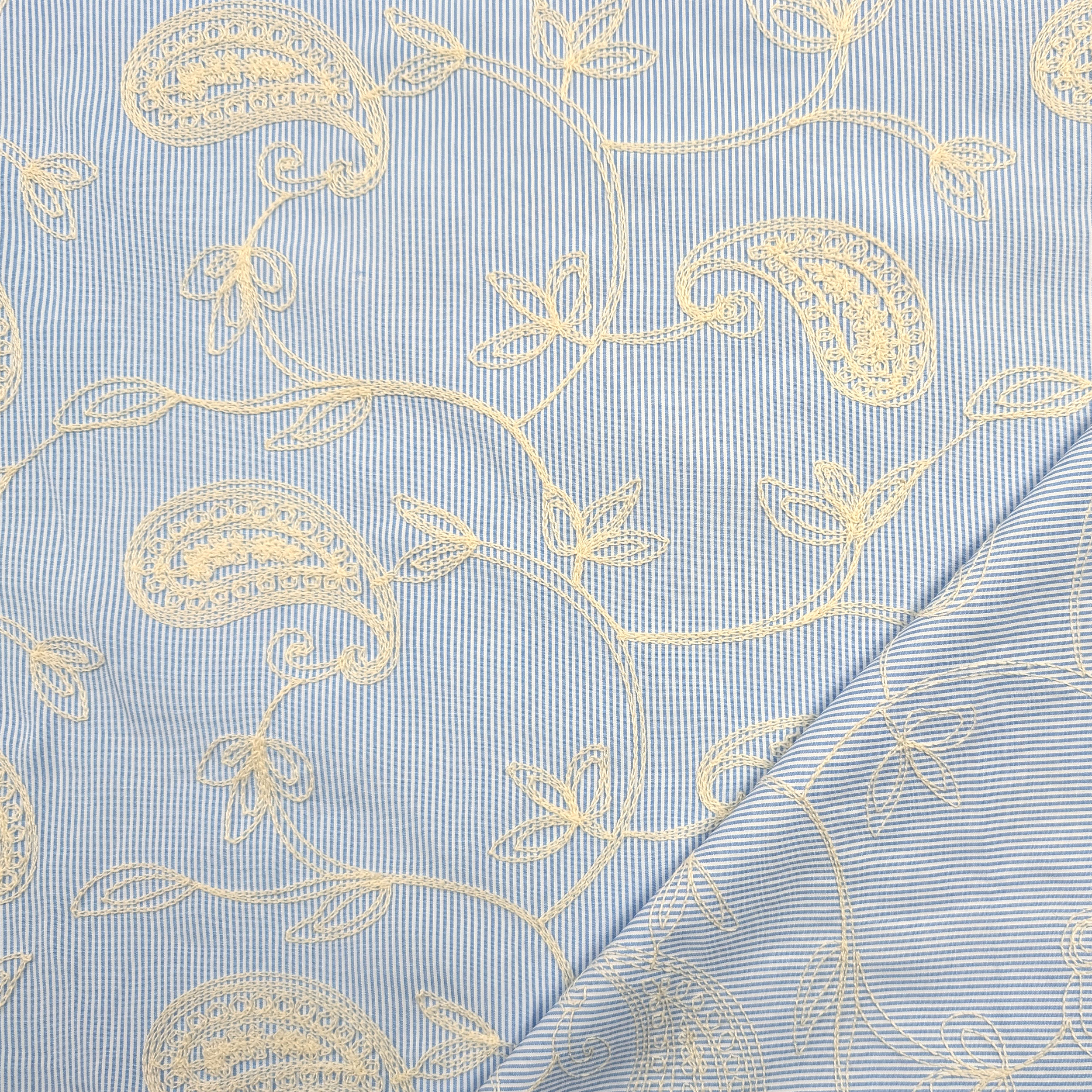Cotone Righe Sottili Azzurre con Foglie Ricamate Image