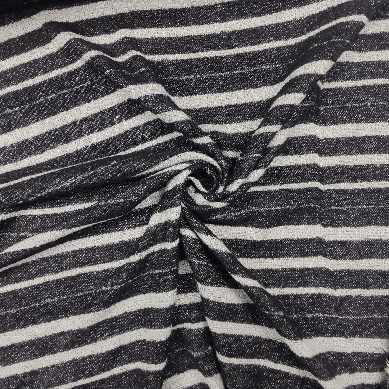 tessuto-in-maglia-righe-grigio-nero