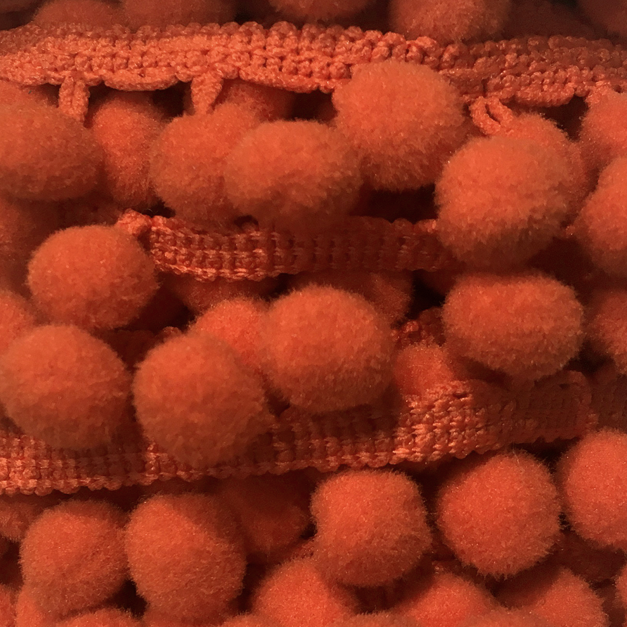 Pon pon pendente colore arancio mattone