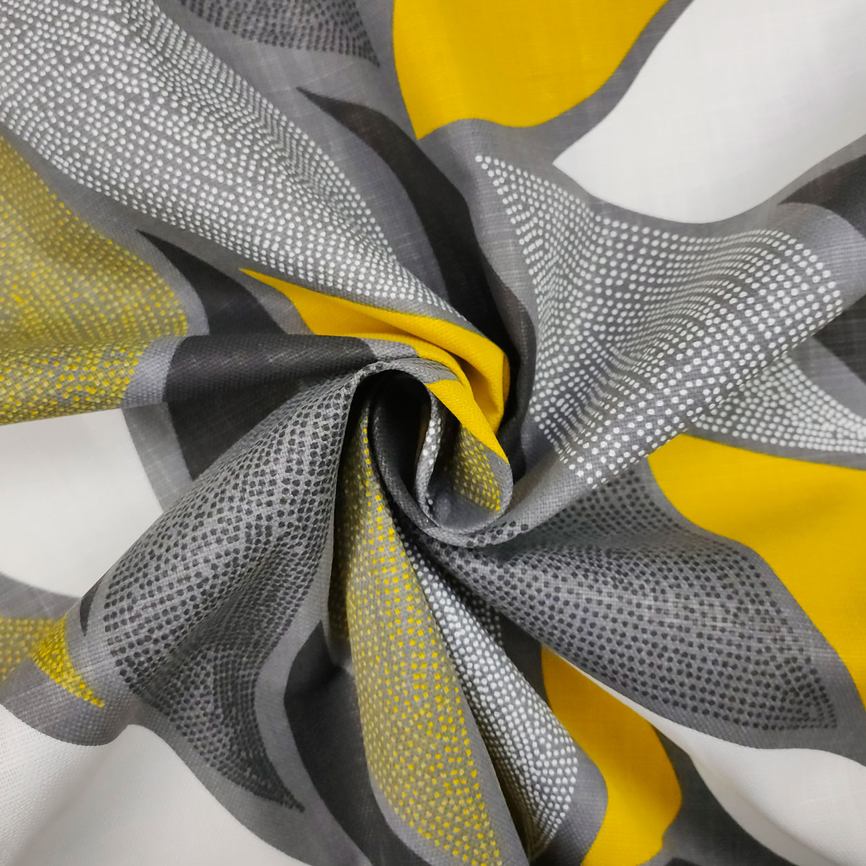 Tessuto-cotone-panama-stampato-intreccio-di-foglie-giallo