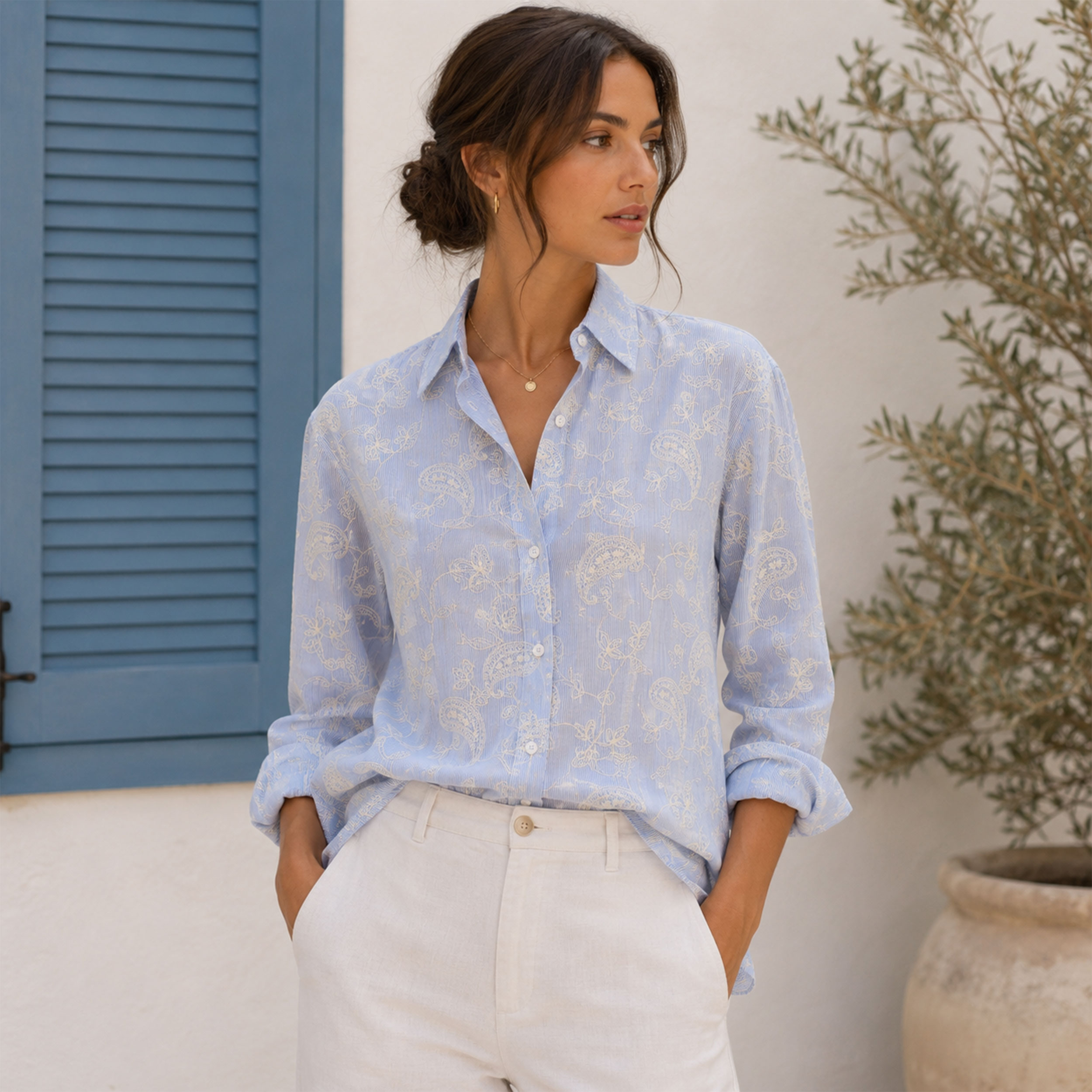 Cotone Righe Sottili Azzurre con Foglie Ricamate Image