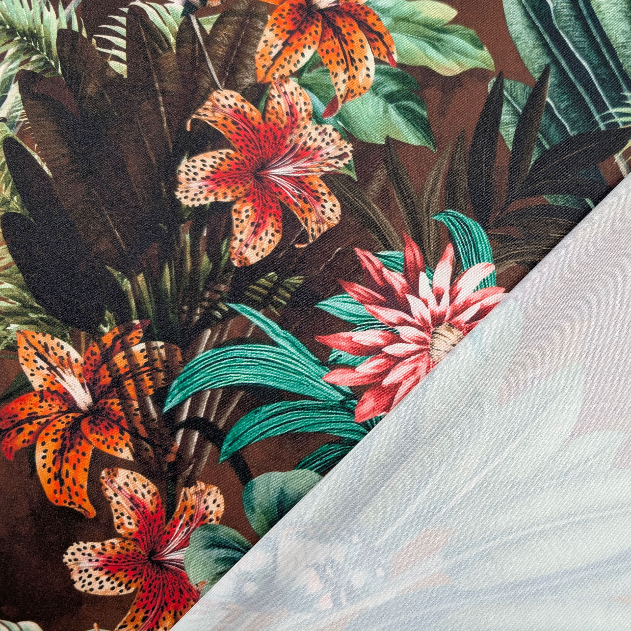 Raso Setato Alta Moda Marrone Fiori e Foglie Tropicali Image