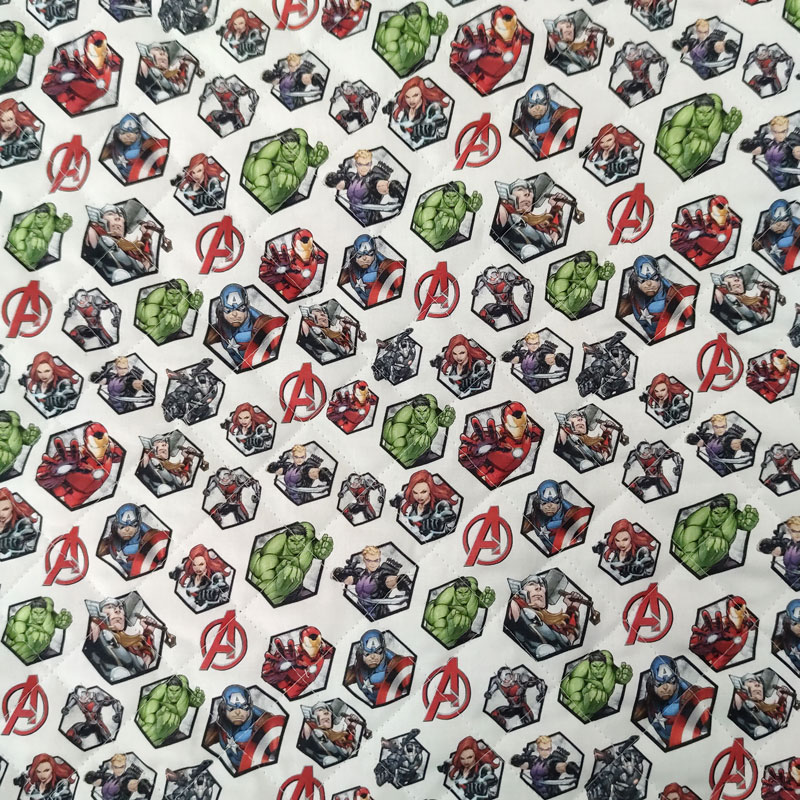Tessuto trapuntato avengers con logo