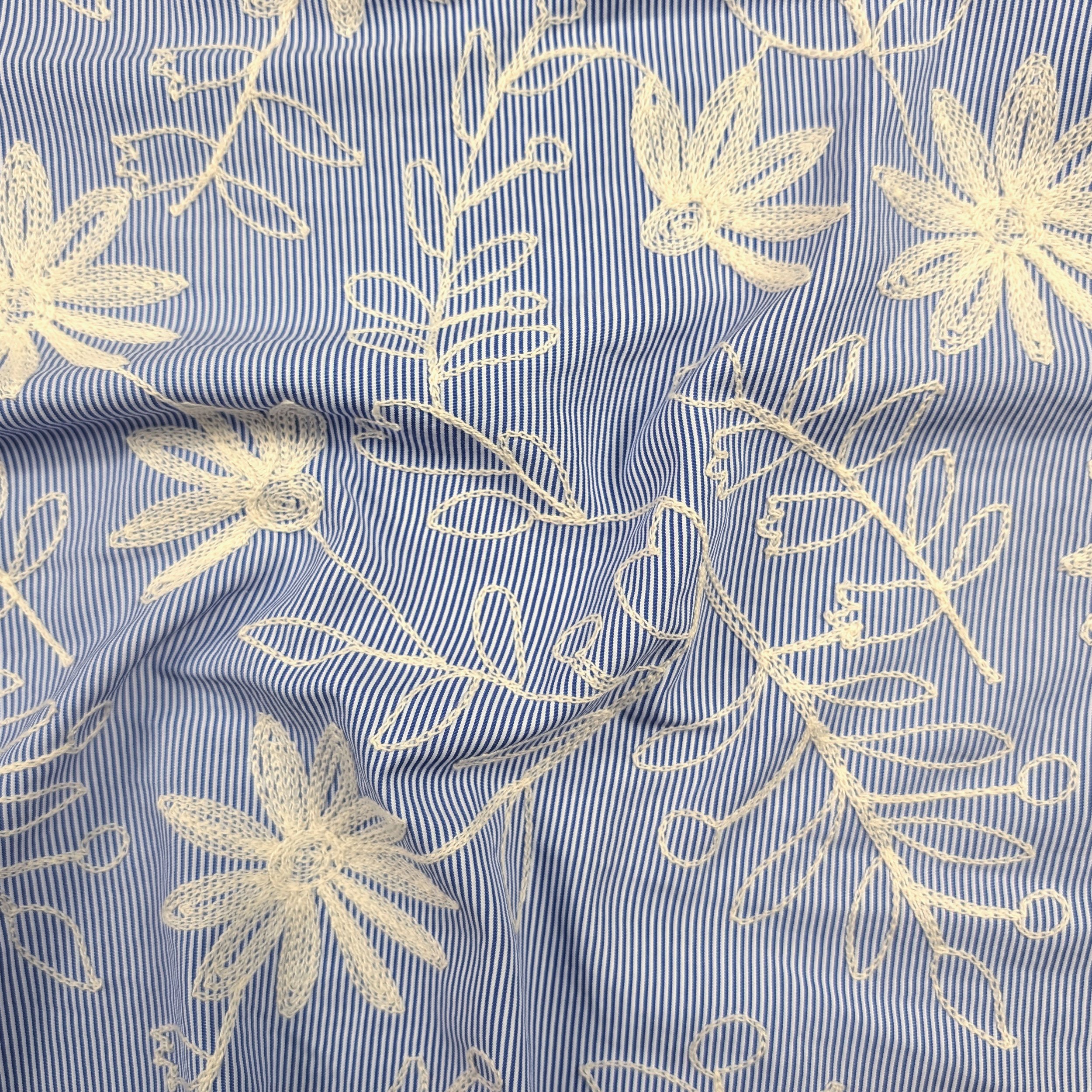 Cotone Righe Sottili Blu con Fiori Ricamati Image
