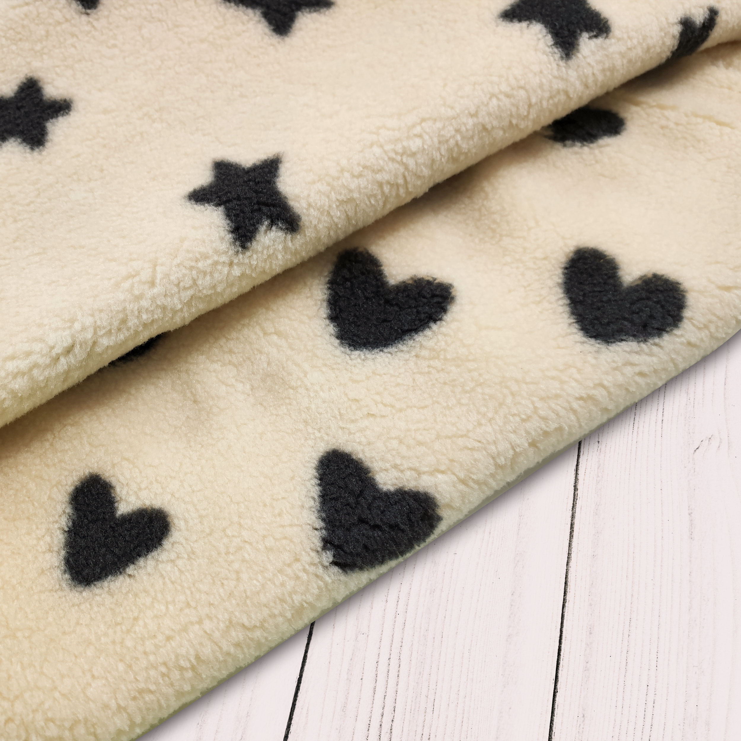 Tessuto Sherpa Beige Cuori Neri