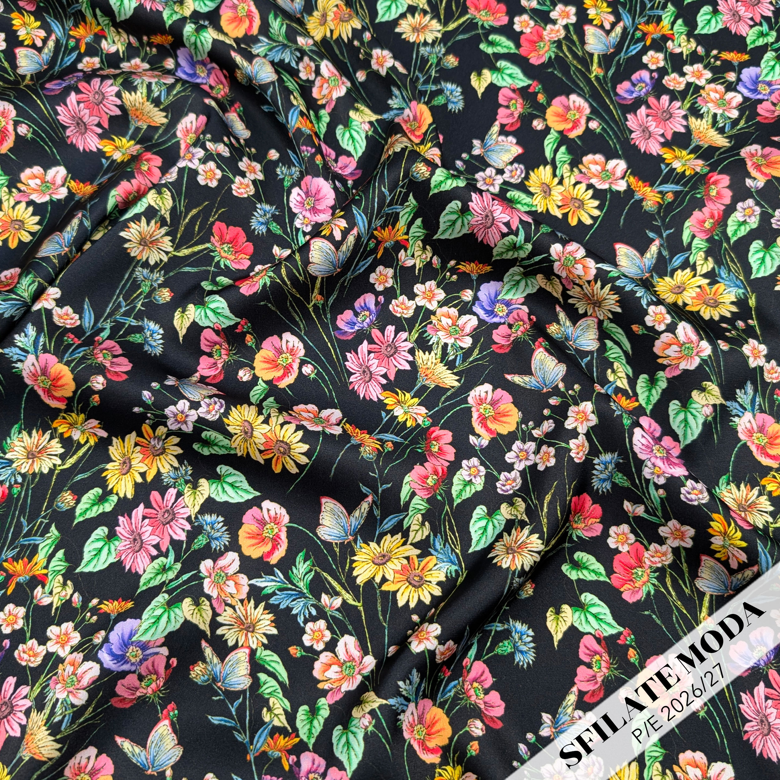 Raso Setato Alta Moda Fiori Colorati Sfondo Nero Image