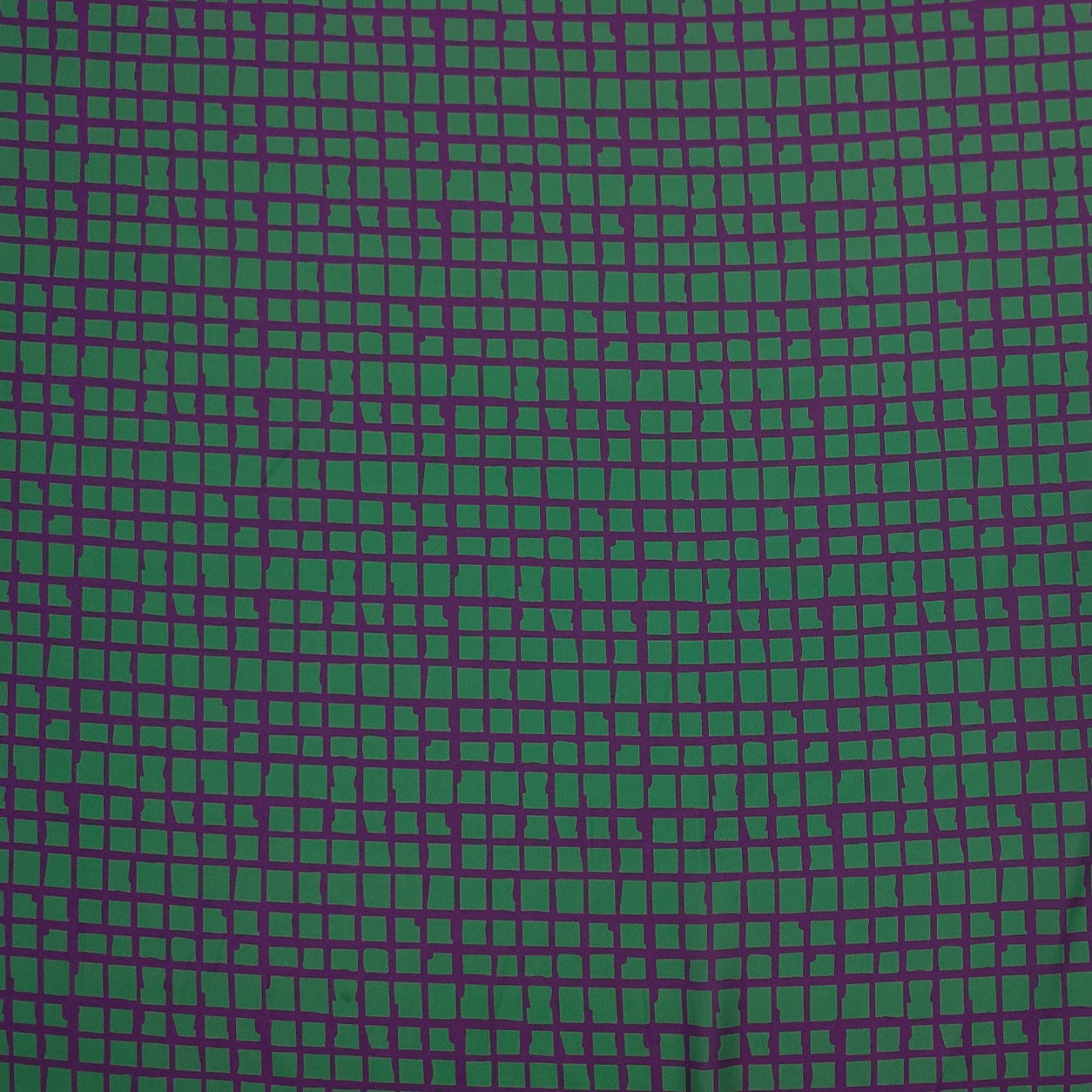 stoffa-crepe-quadri-viola-sfondo-verde
