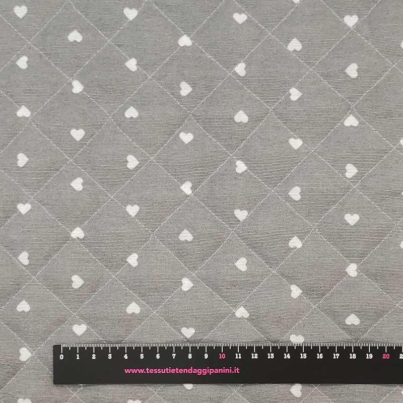 stoffa-trapuntata-cuori-bianchi-sfondo-grigio