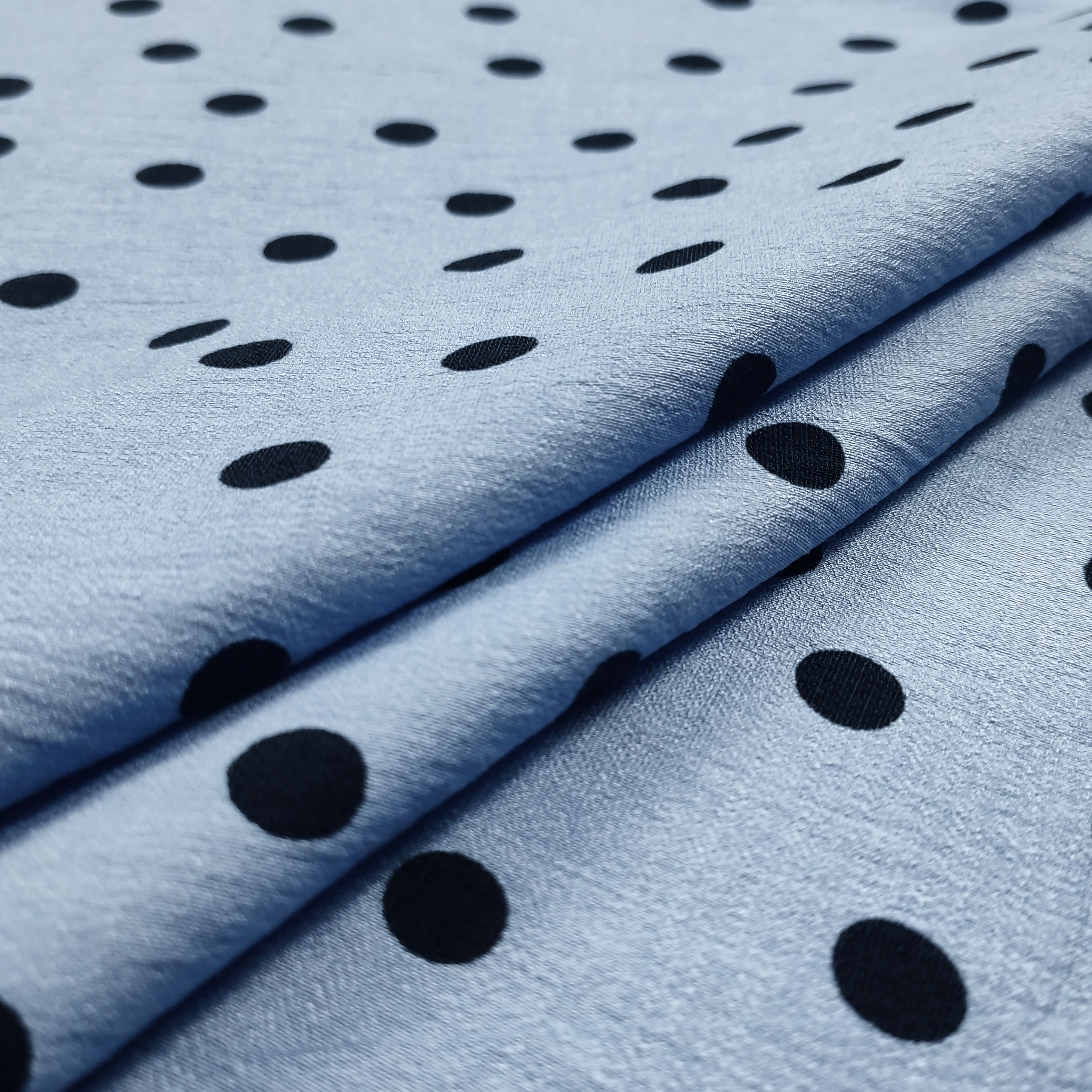 Tessuto Crêpe Viscosa Celeste con Pois
