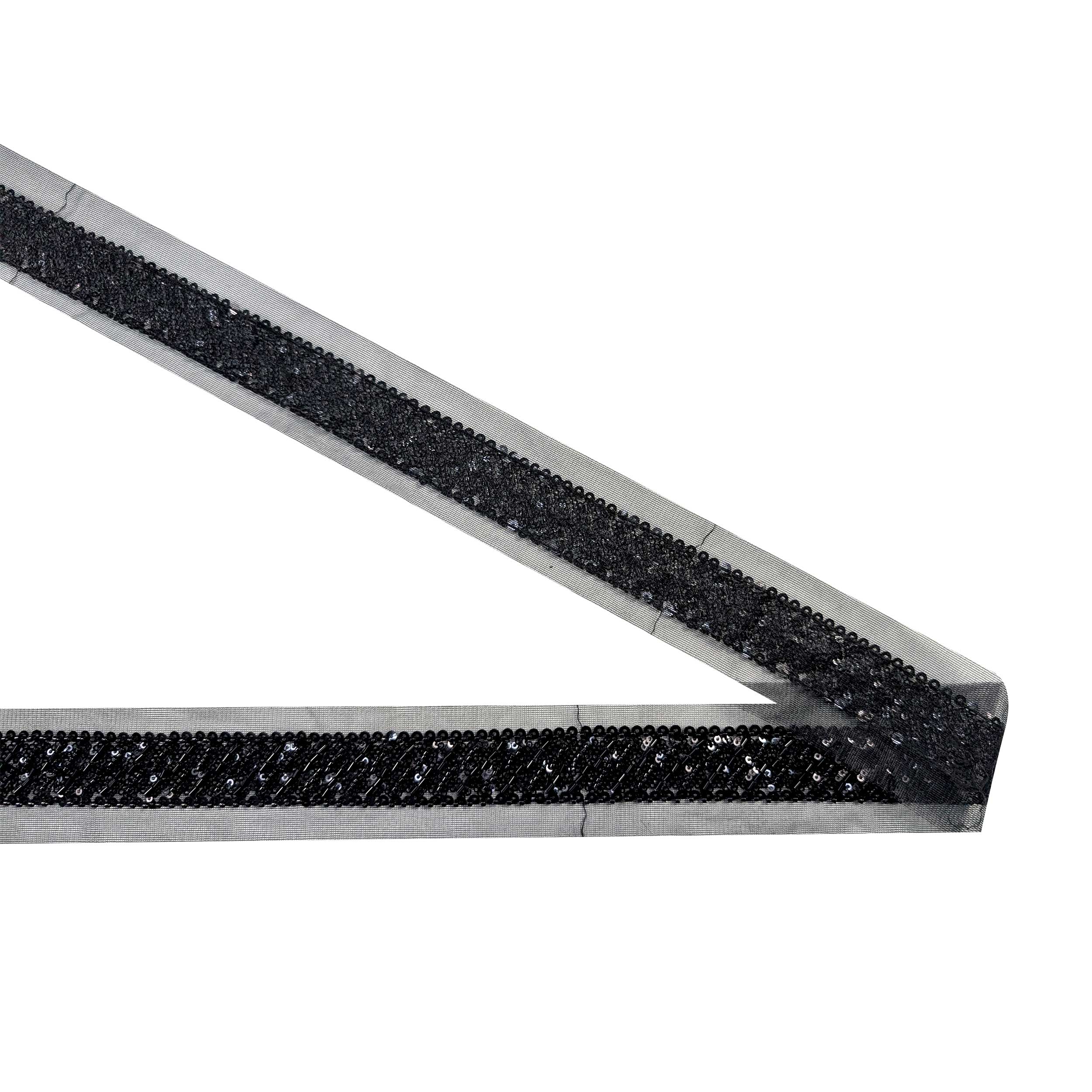 Passamaneria Paillettes su Tulle Nero Image