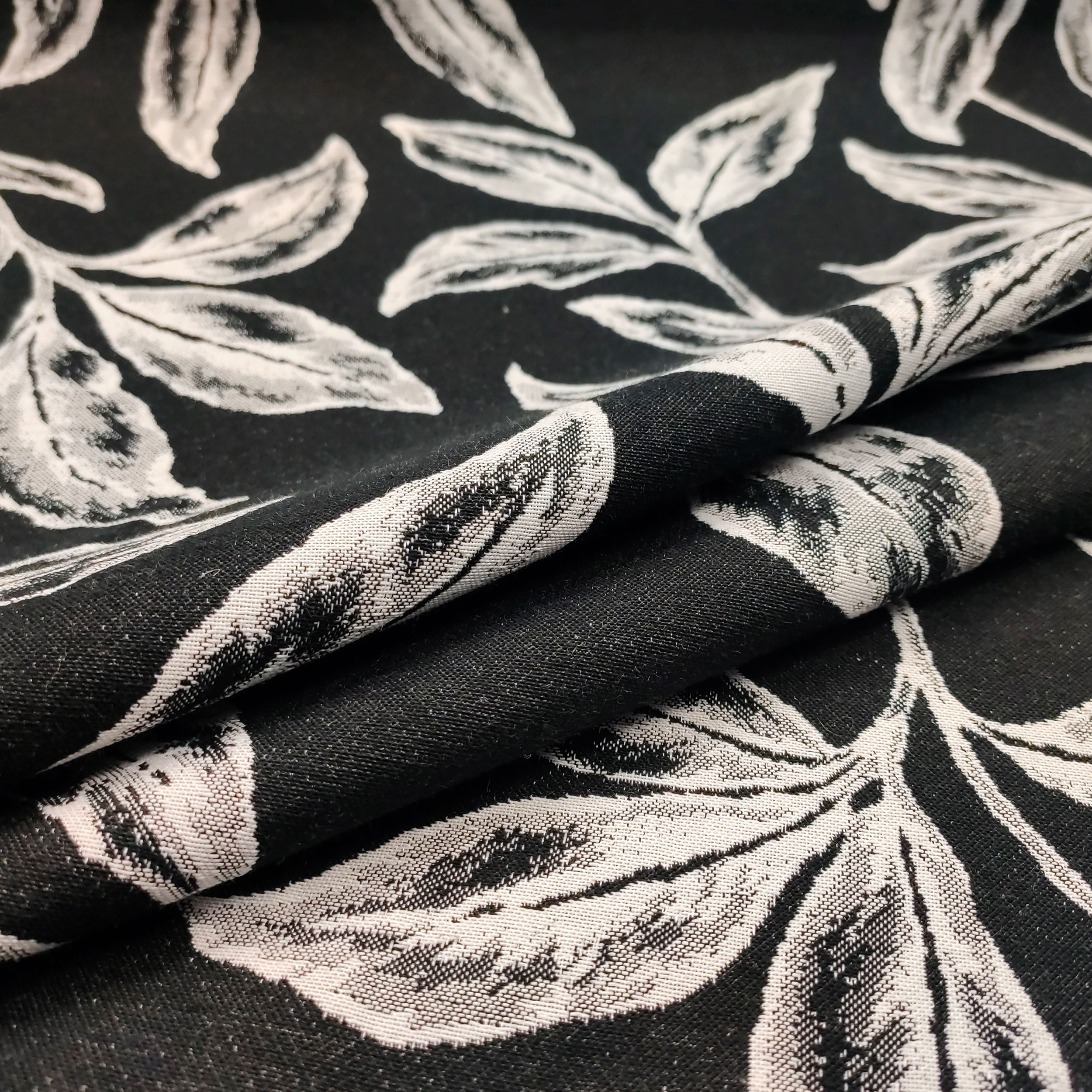 Tessuto Jacquard Sfondo Nero Foglie Bianche