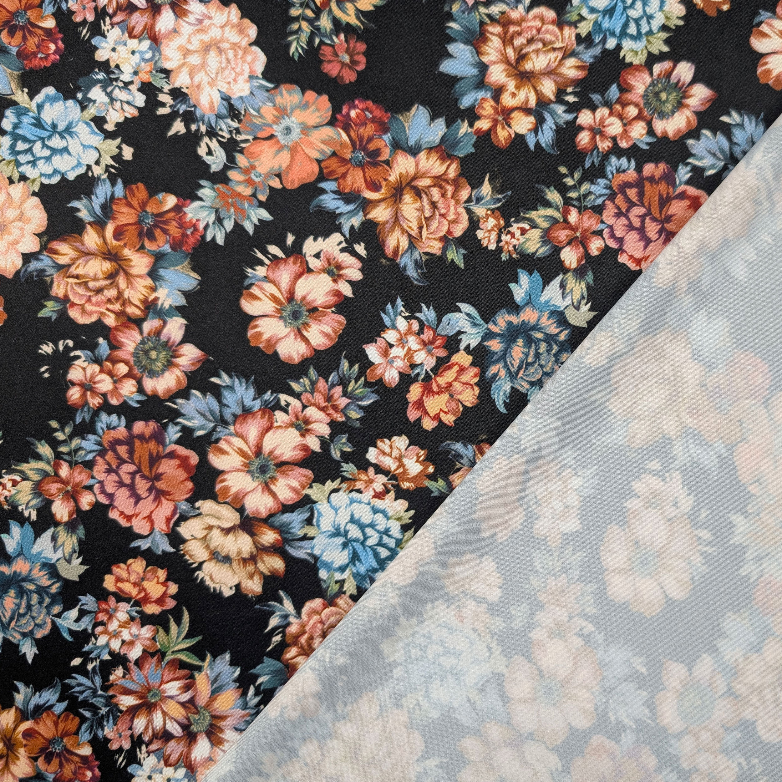 Raso Setato Alta Moda Fiori Sfondo Nero Image