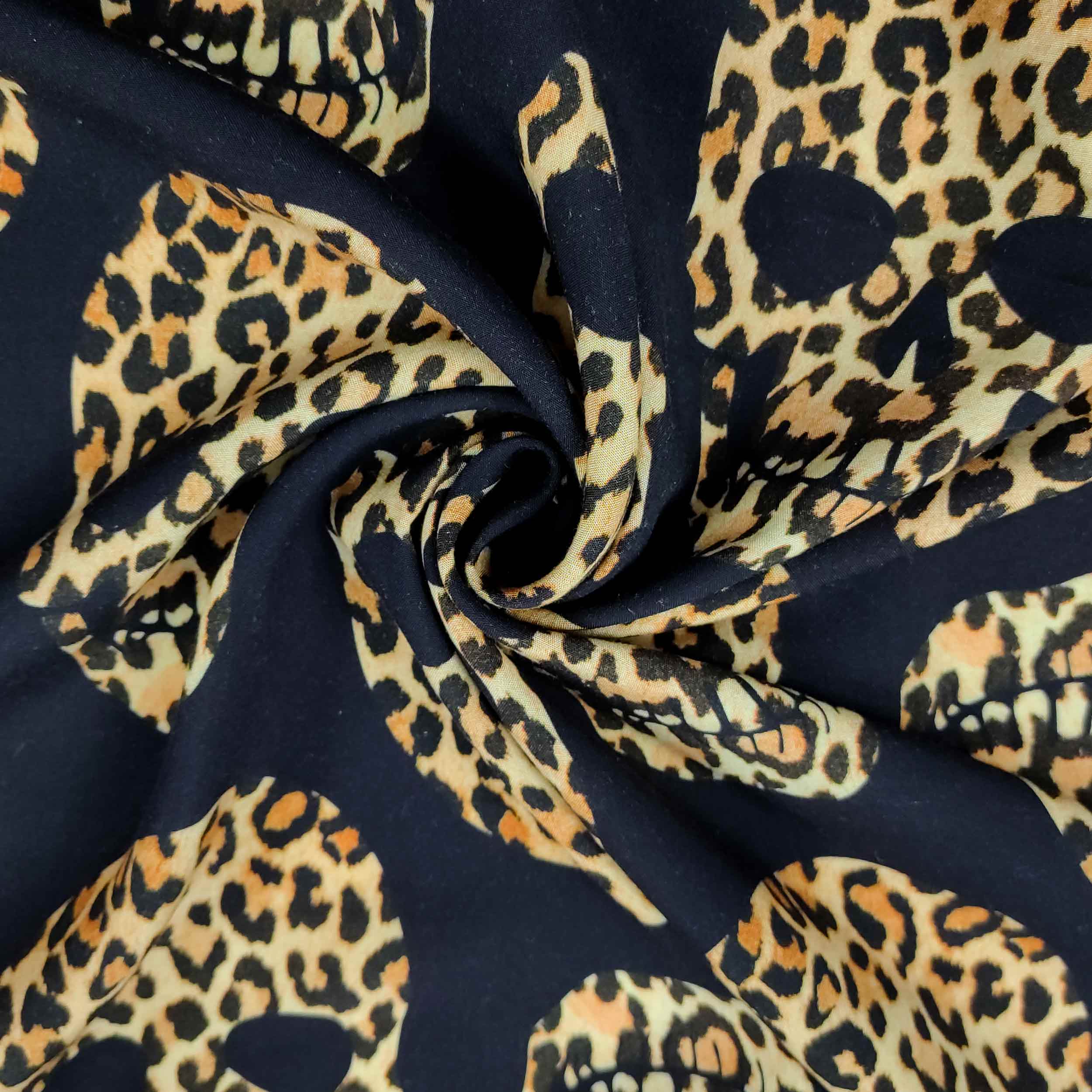 tessuto in seta e viscosa con teschi leopardati