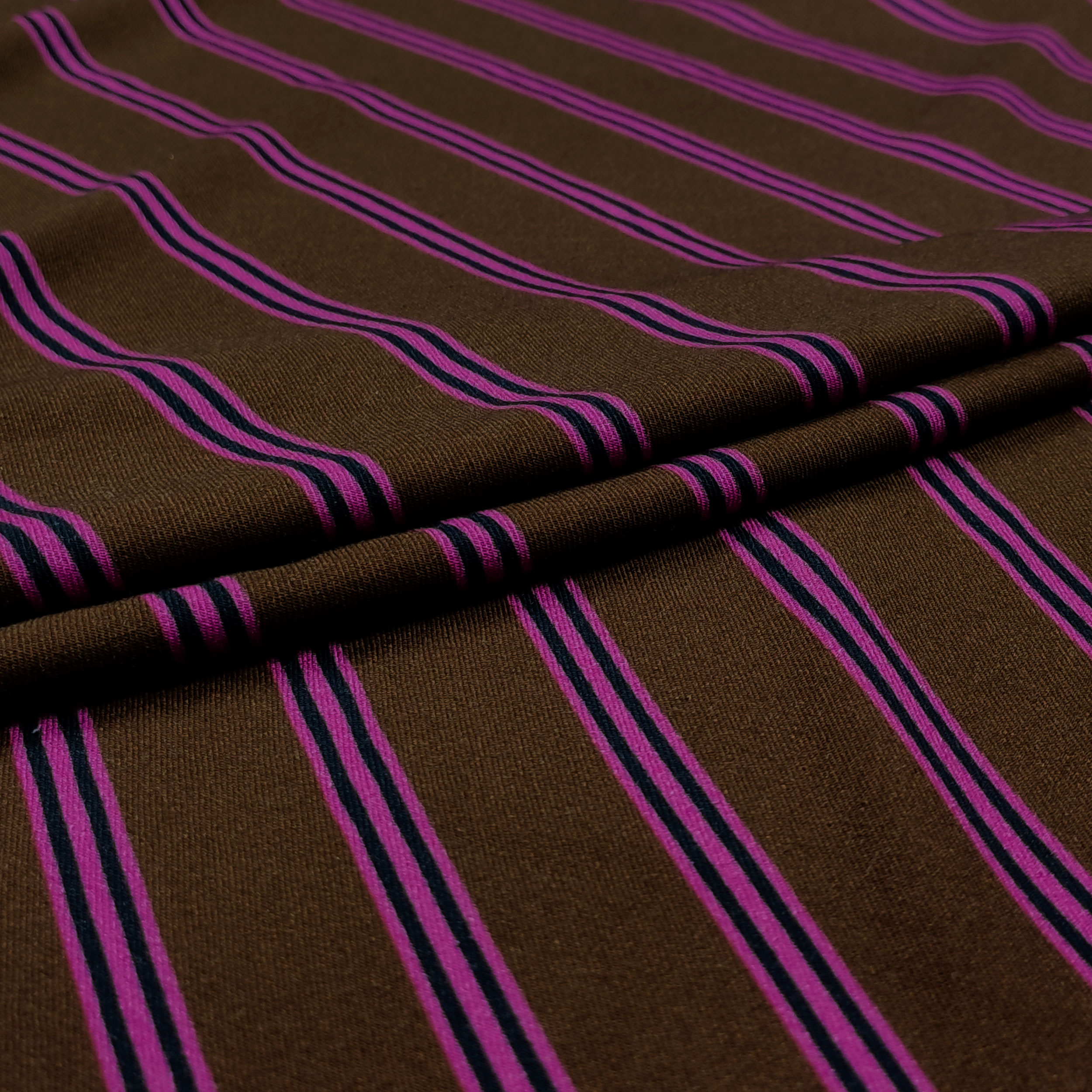Cotone Linee Oblique Fuxia Sfondo Marrone