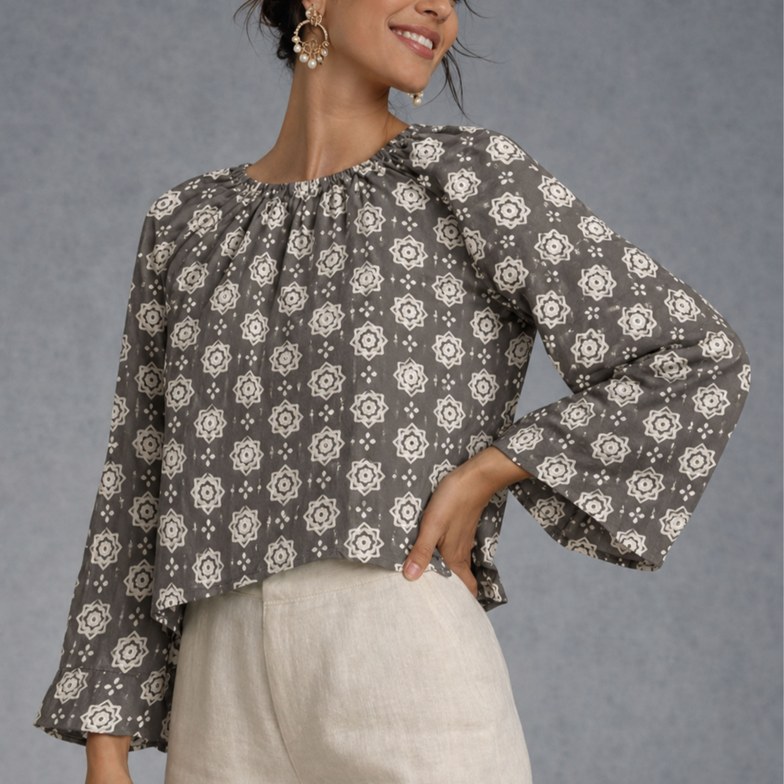 Mussola Cotone Fantasia Batik Sfondo Grigio Image