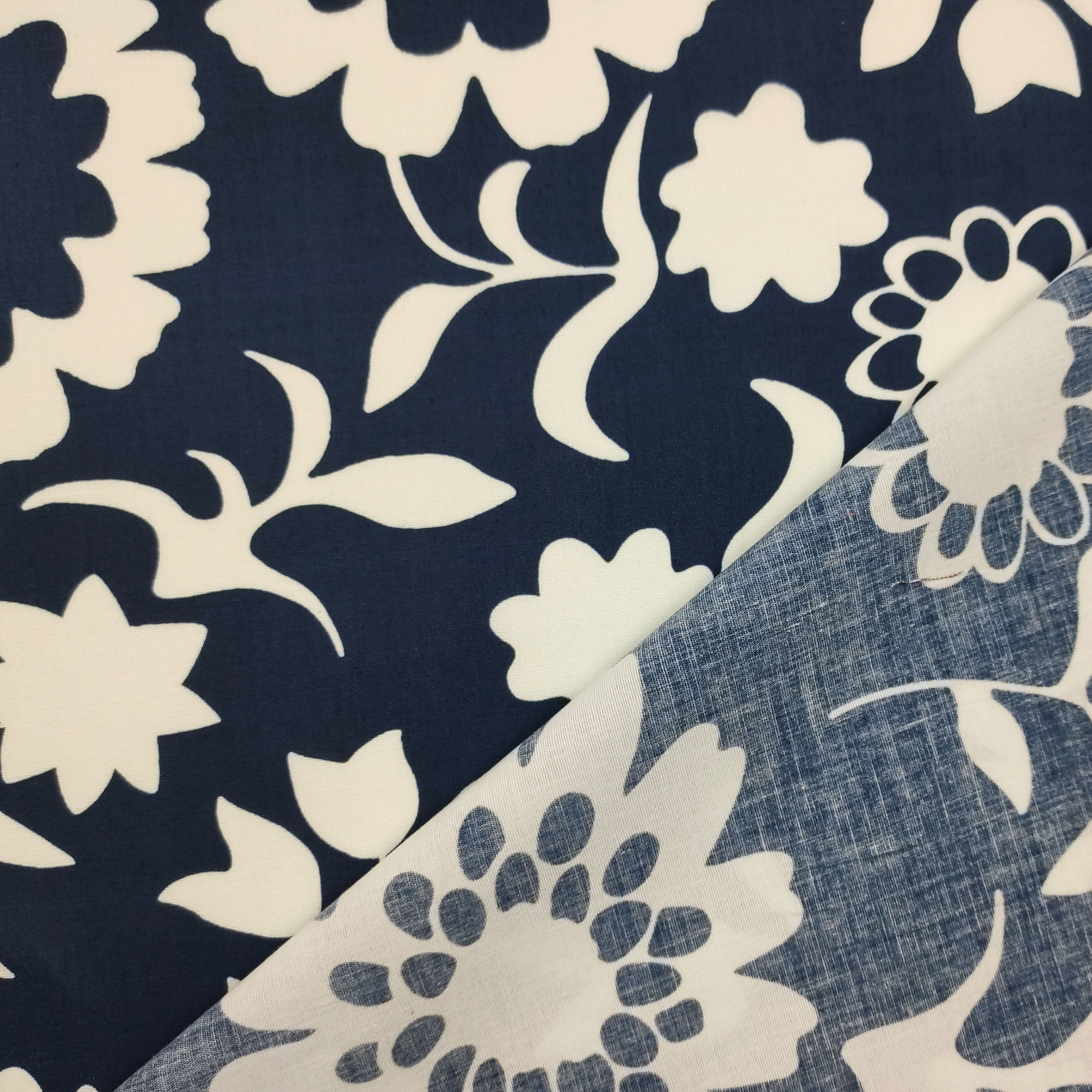 Tessuto Cotone Fiori Bianchi Sfondo Blu Image