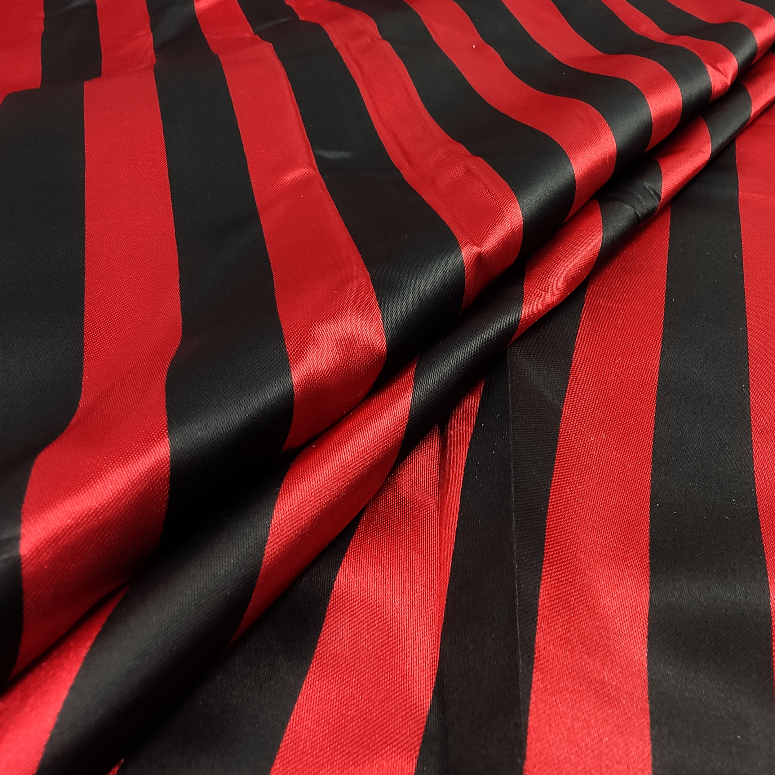  Tessuto Raso Carnevale Righe Rosso e Nero