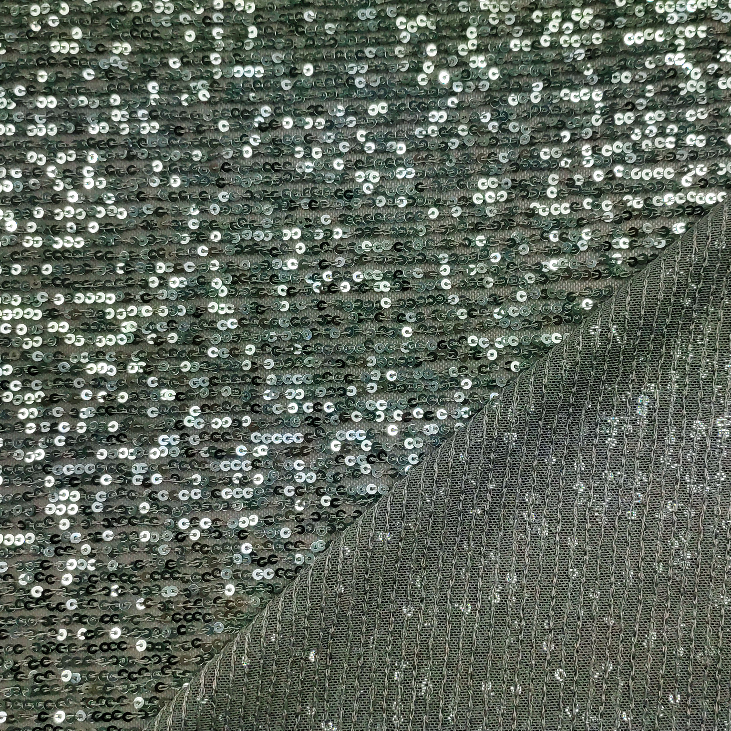 abbigliamento paillettes verdi fondo grigio