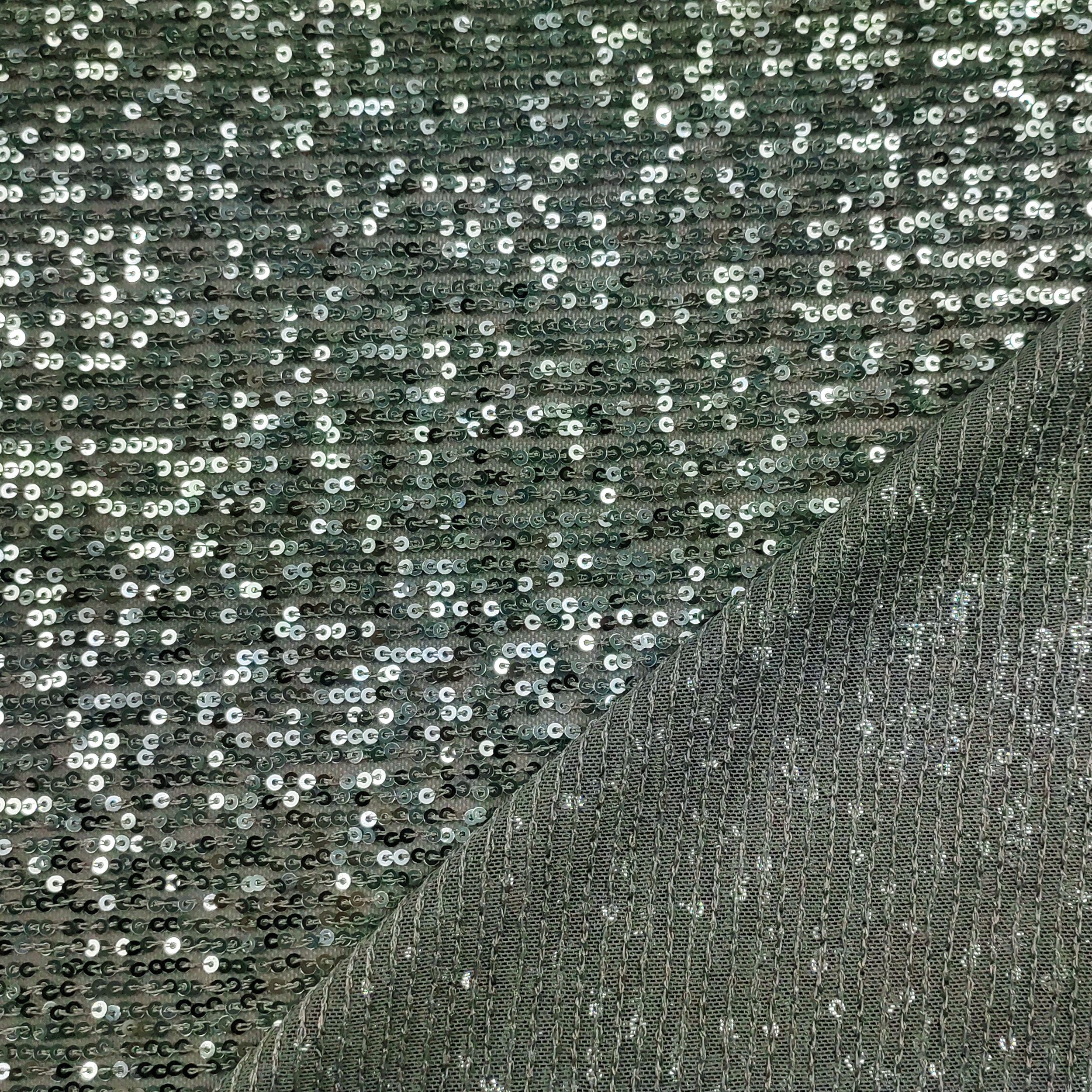 Tessuto Paillettes Verdi su Tulle Grigio