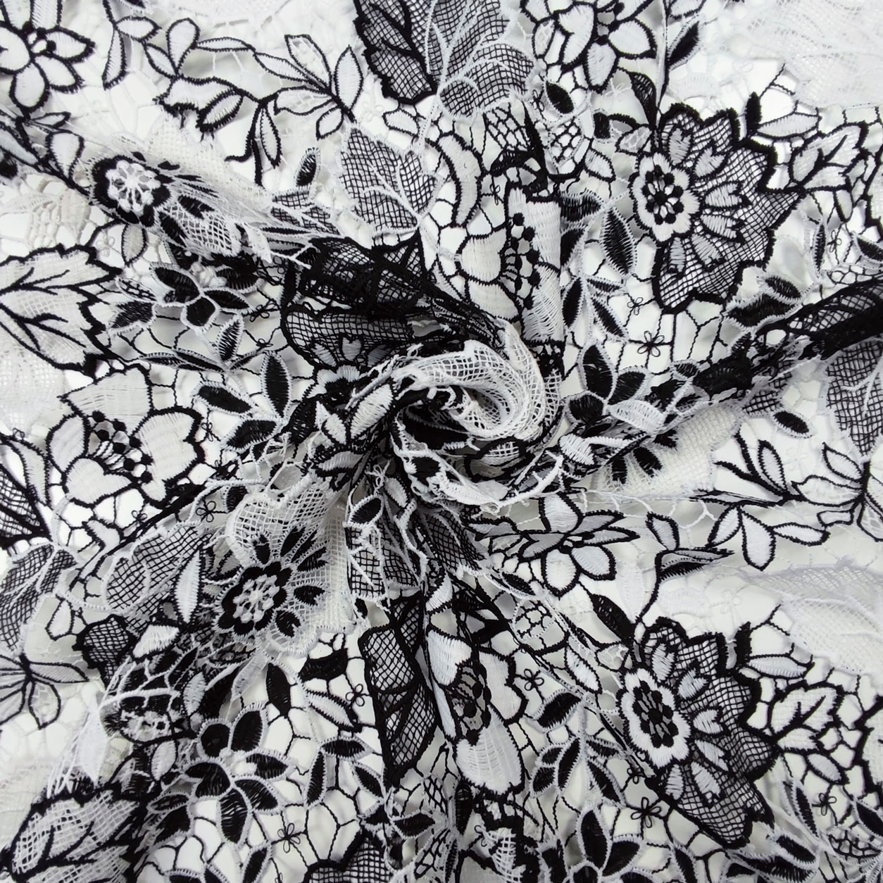 macramè-bicolor-bianco-e-nero