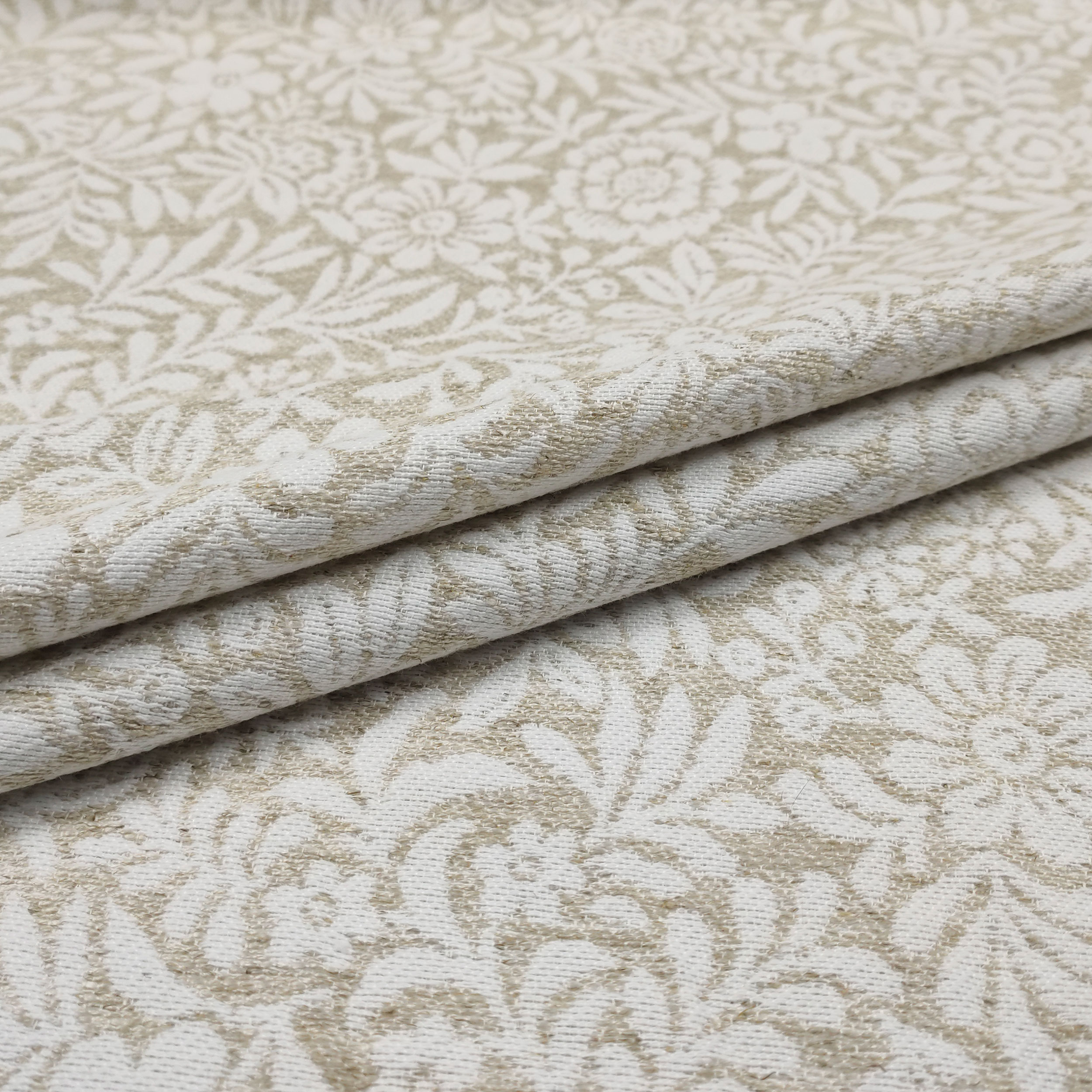 Tessuto Jacquard Fiori Chiari Sfondo Beige