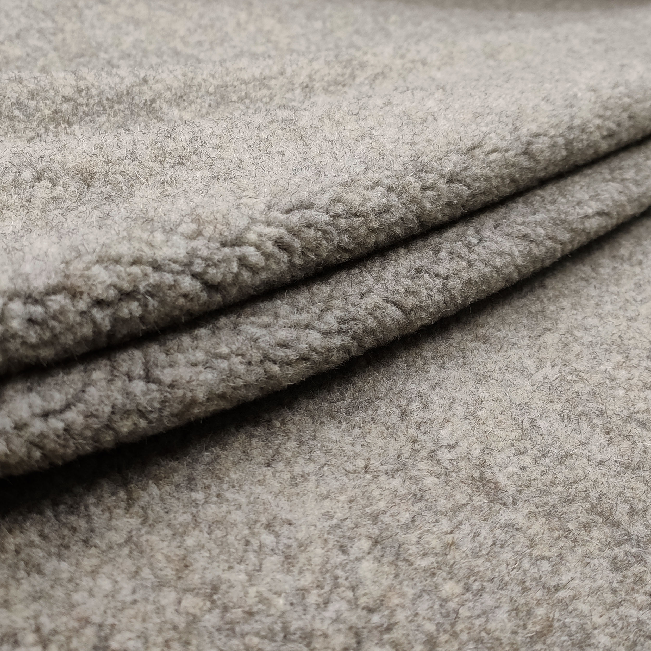 cappotto-grigio-chiaro-bouclè