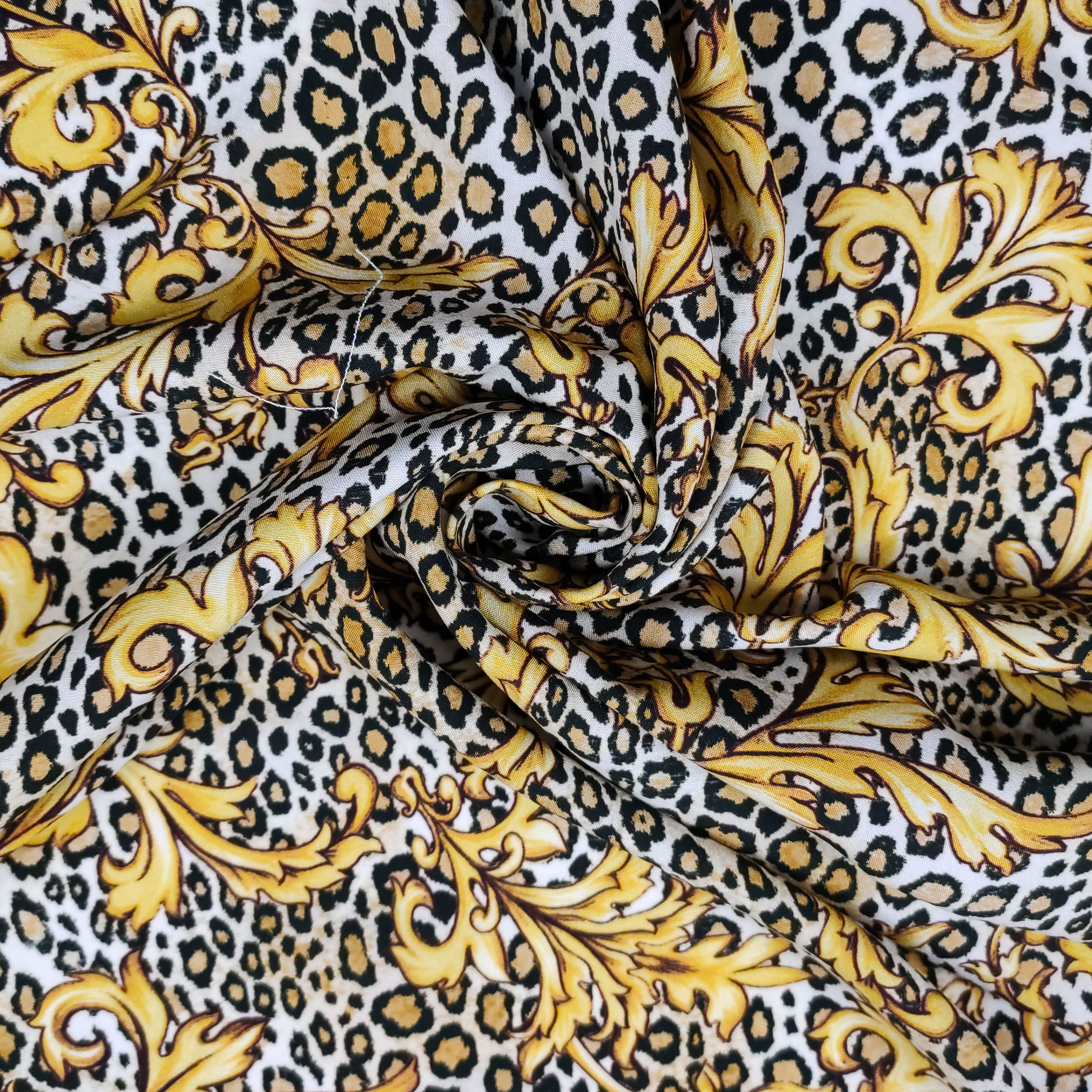 abbigliamento in fibra naturale leopardata alta moda