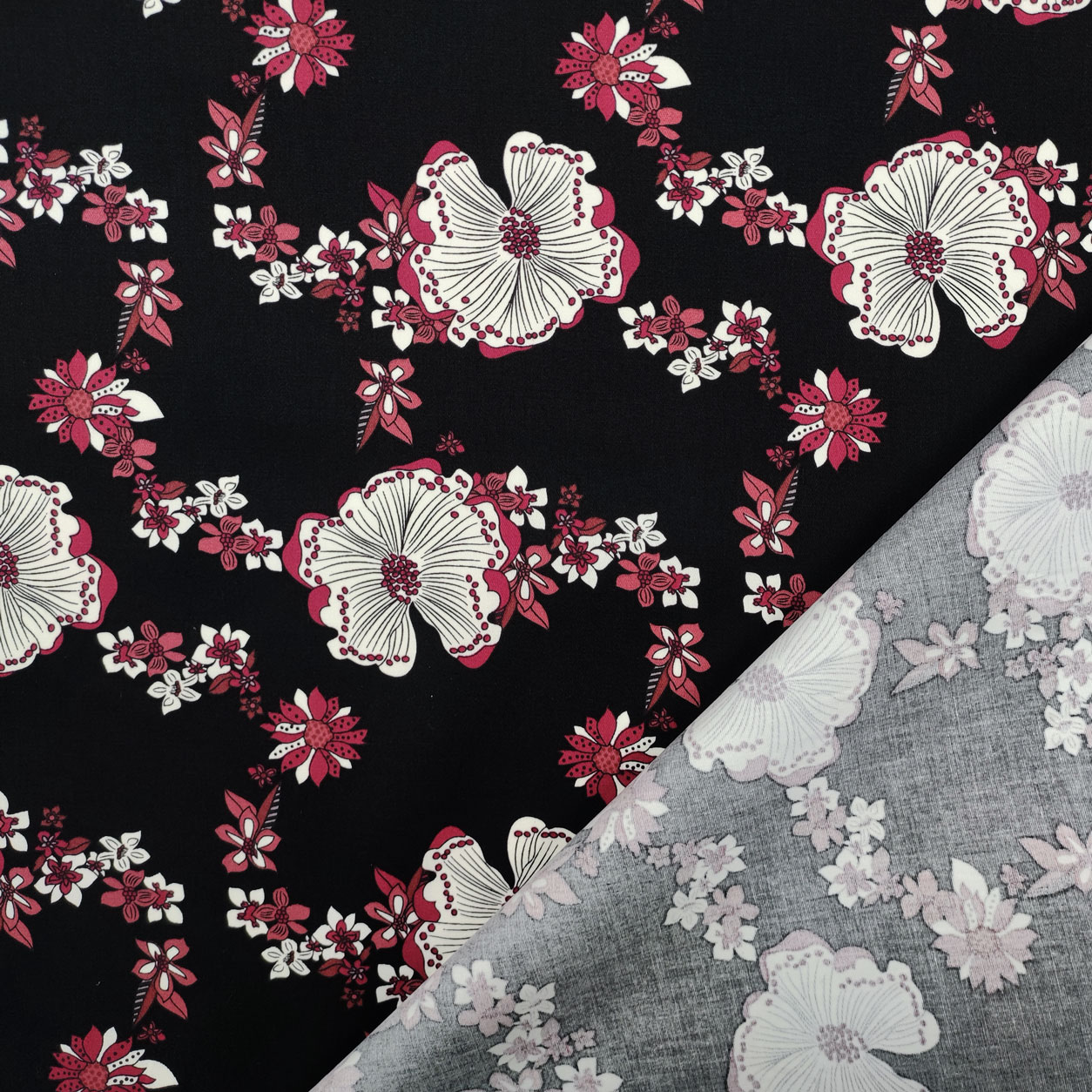 Tessuti rasatello in cotone fiori bianchi e fuxia scuro