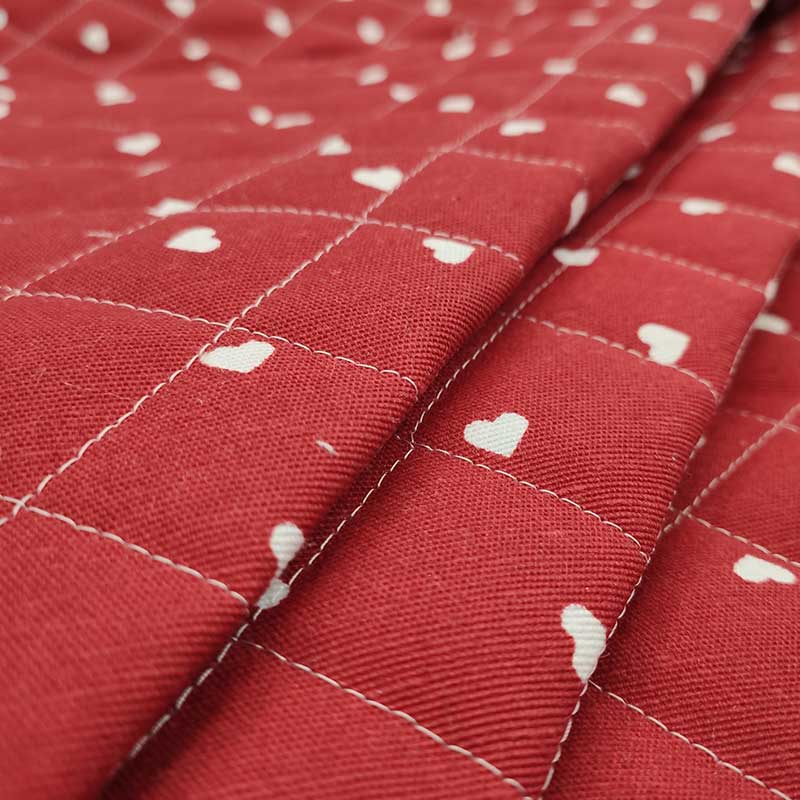 Tessuto trapuntato cotone cuori bianchi sfondo rosso