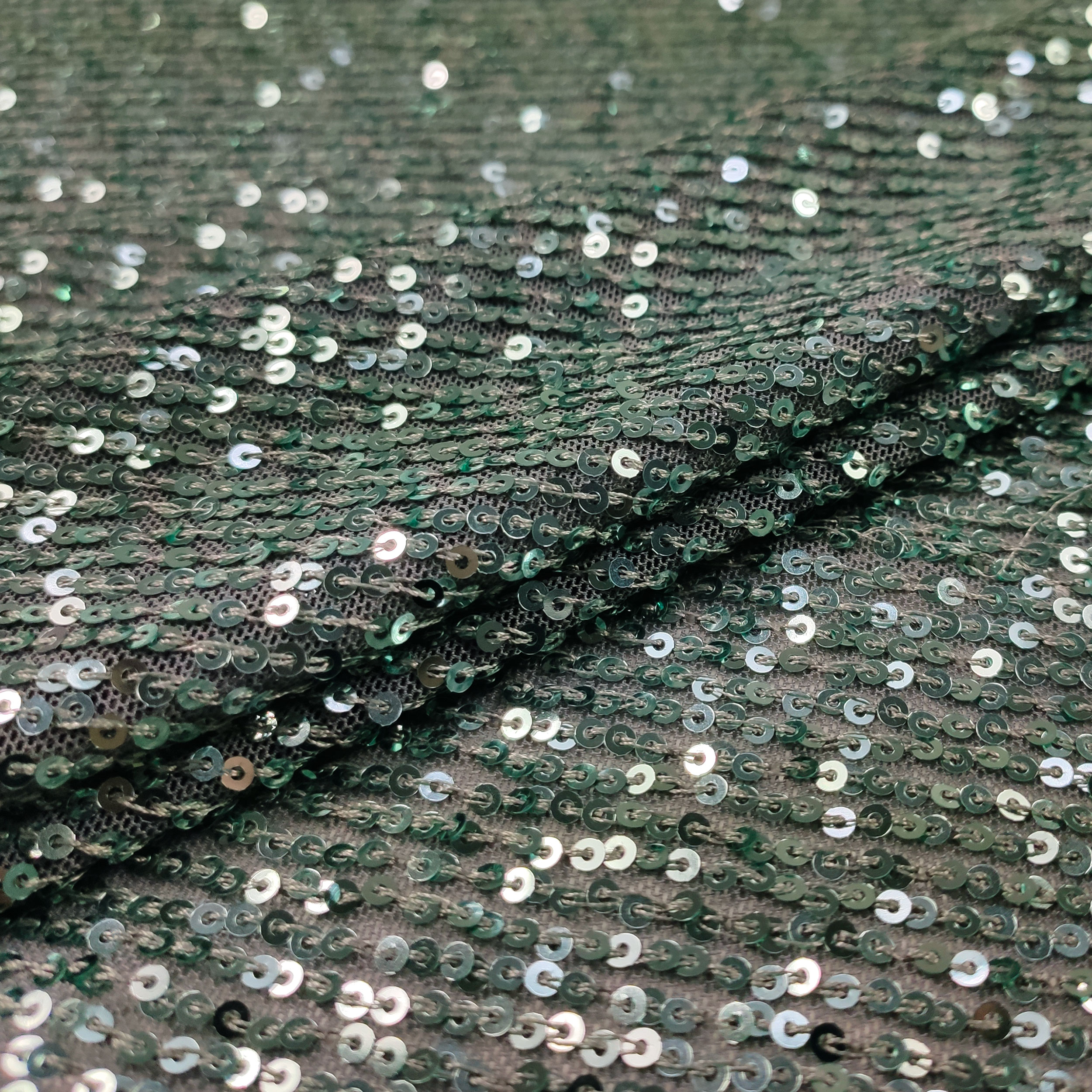 Tessuto Paillettes Verdi su Tulle Grigio