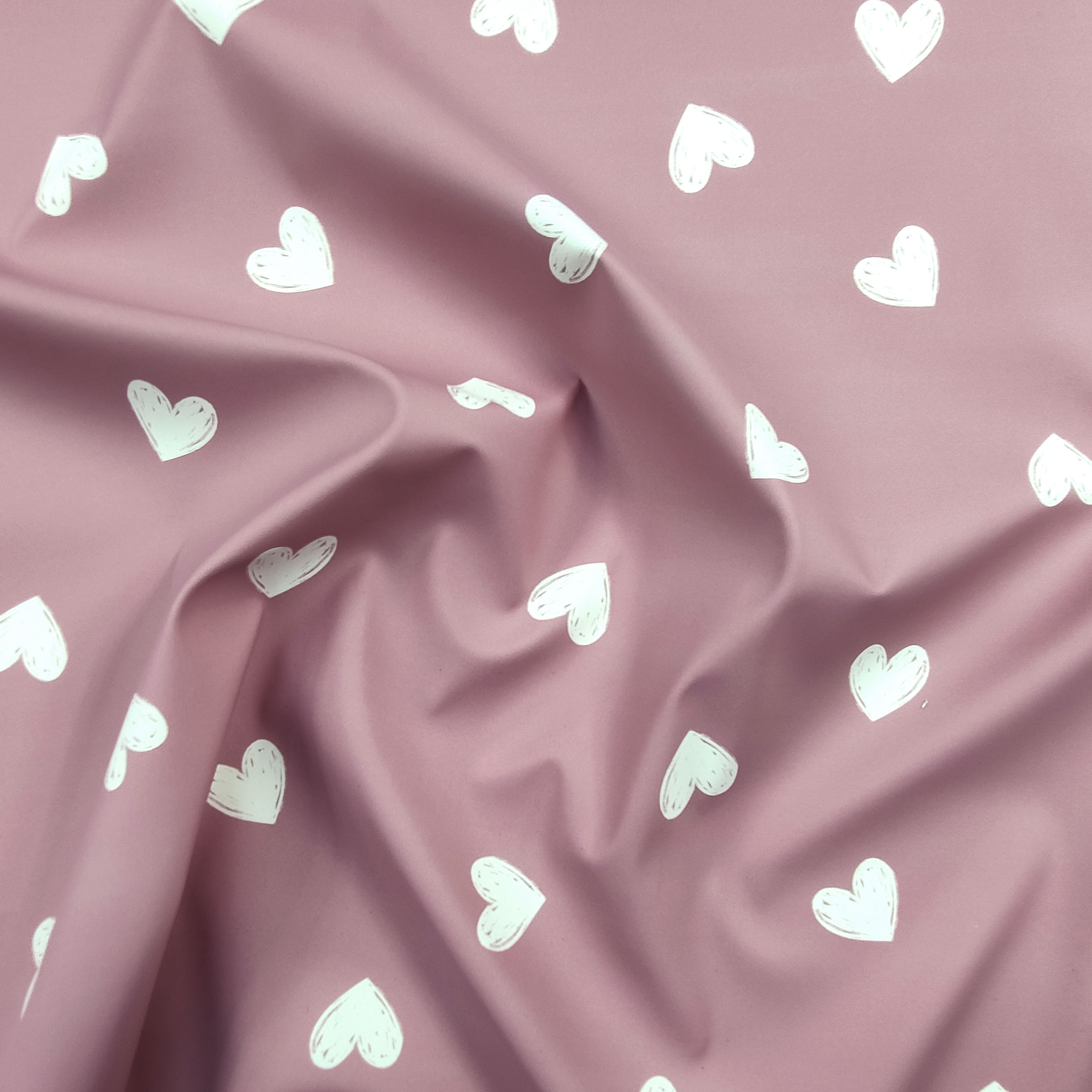Impermeabile Fantasia Cuori Bianchi Sfondo Rosa