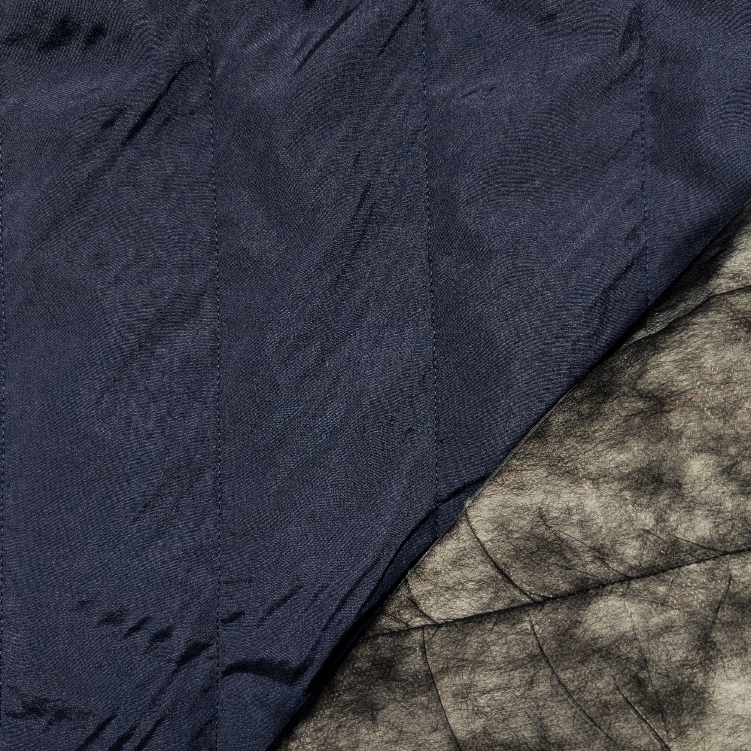 Trapuntato Blu Scuro con Retro in TNT Nero Image