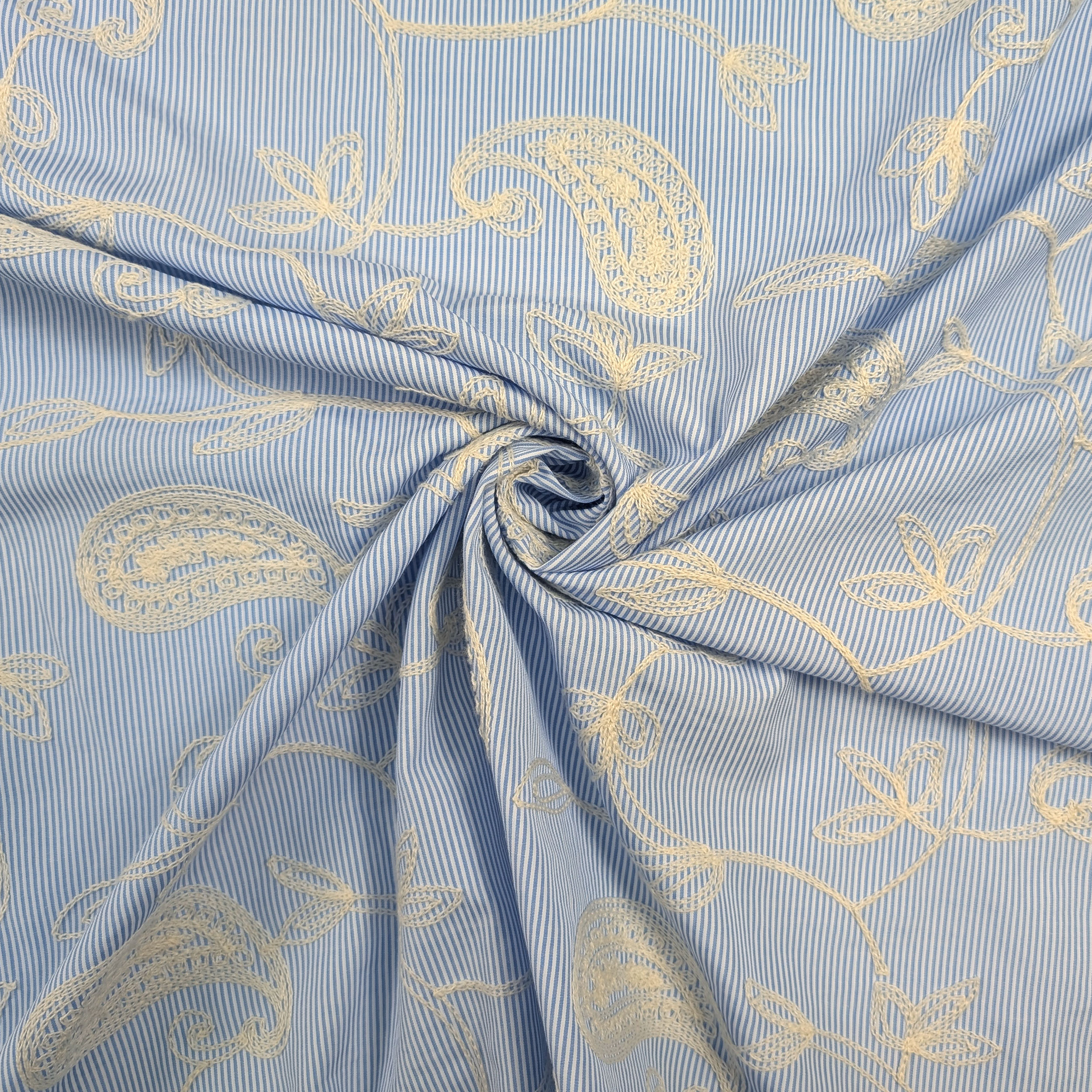Cotone Righe Sottili Azzurre con Foglie Ricamate Image